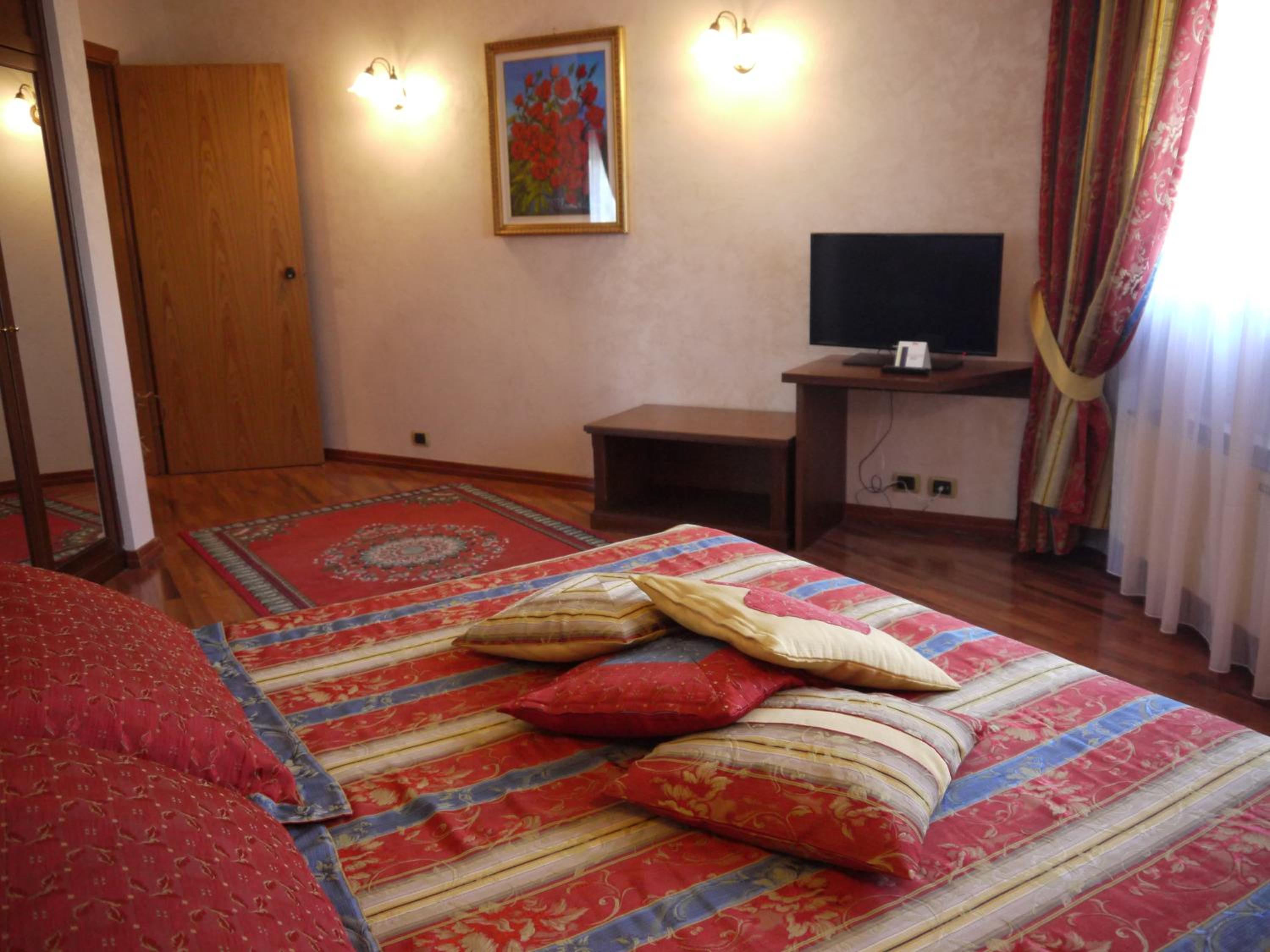 Double Room with Pool View - Photo 2