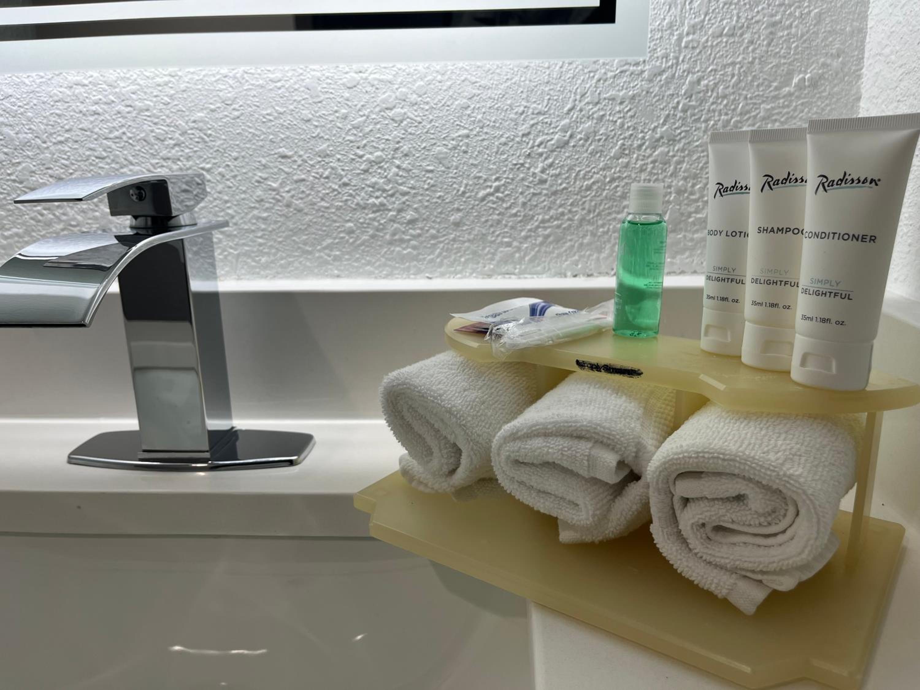 Queen Room with One Queen Bed and Roll In Shower (Non Smoking) (Accessible) photo 3