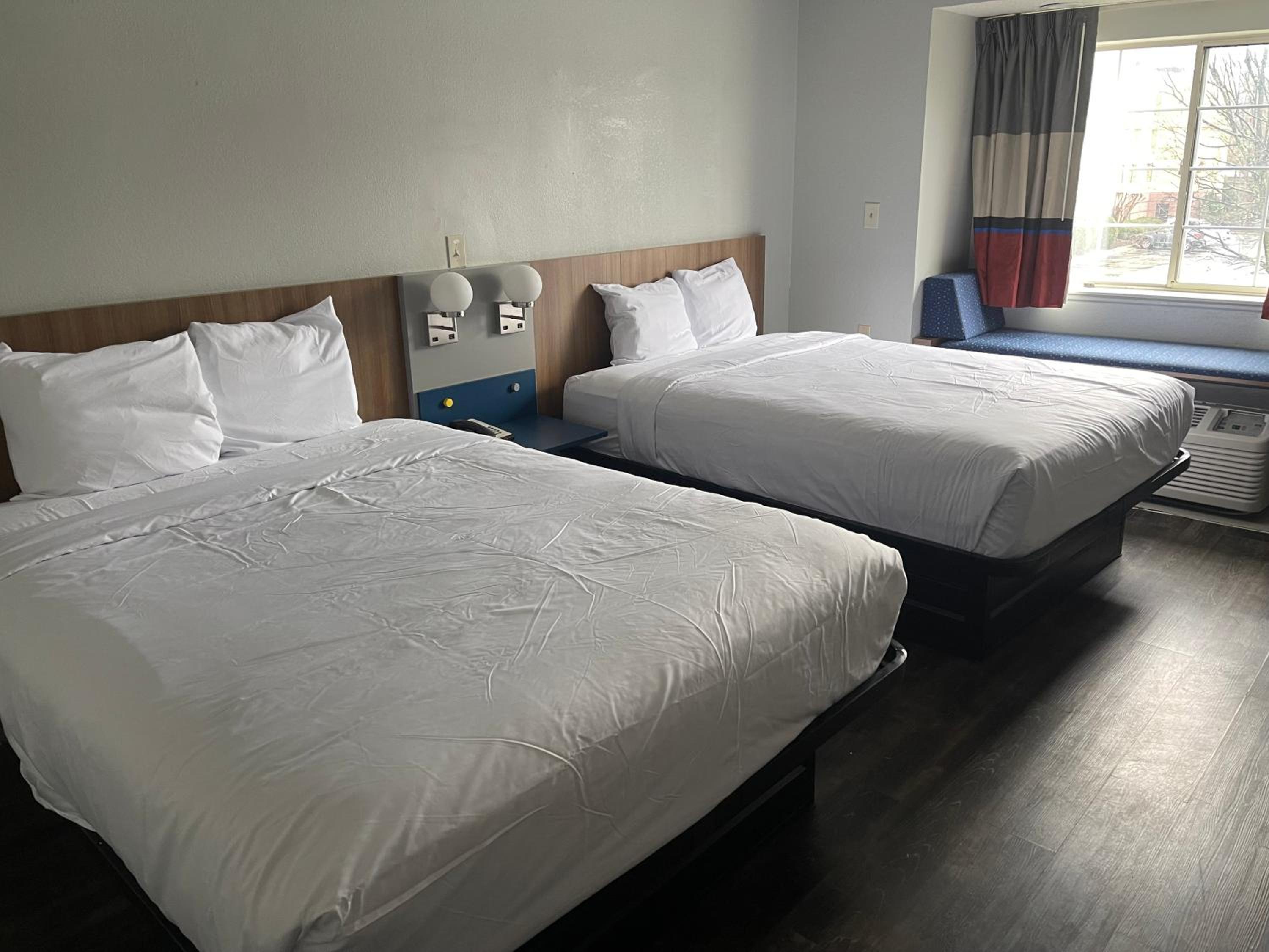 Queen Room with Two Queen Beds - Non-Smoking - Photo 2