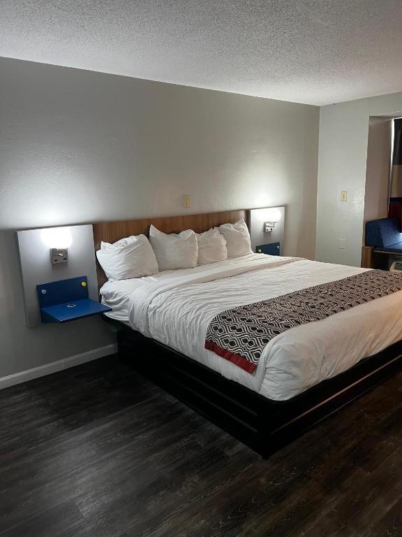 King Room - Non-Smoking - Photo 3