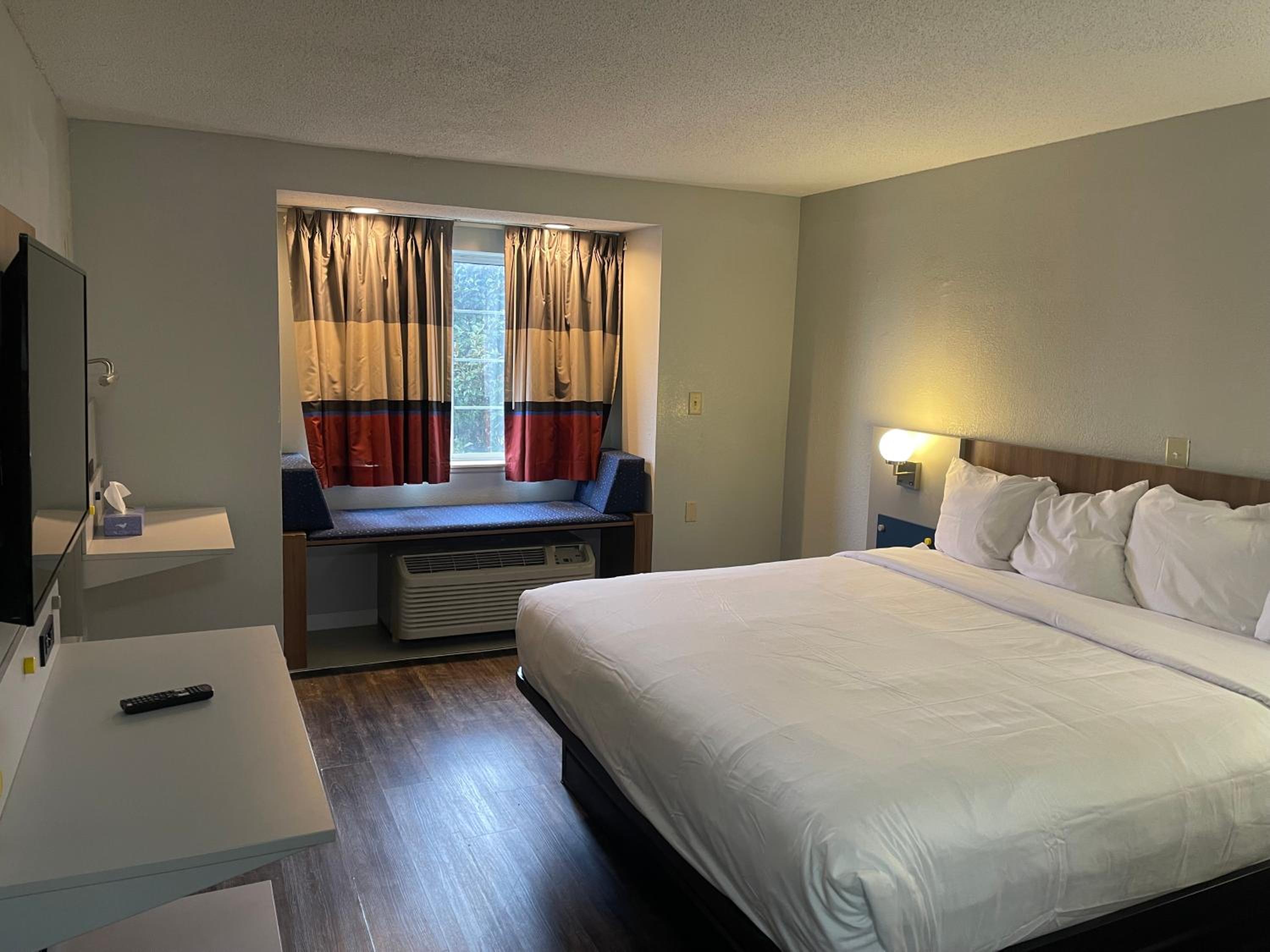 King Room - Non-Smoking - Photo 2