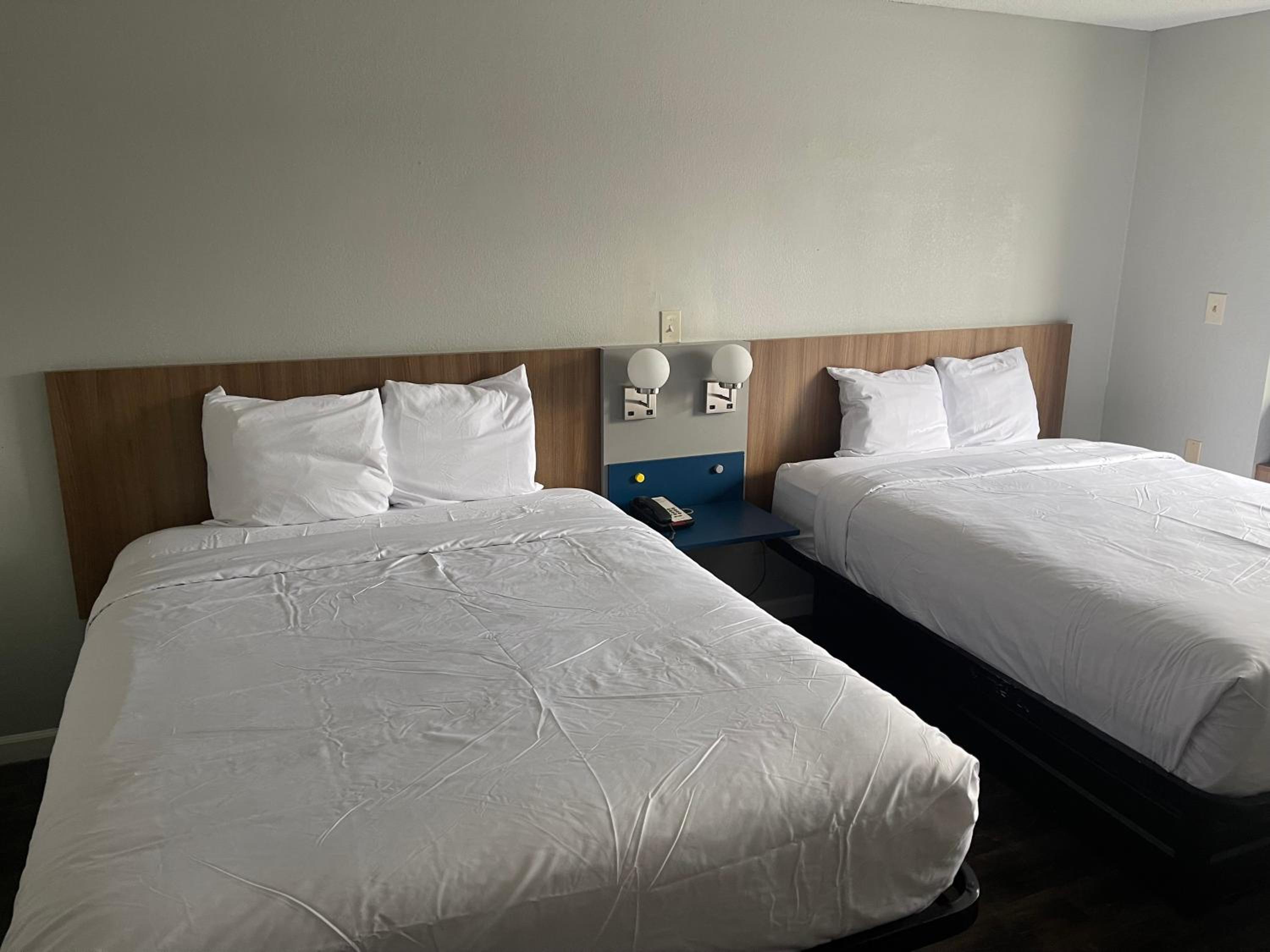 Queen Room with Two Queen Beds - Non-Smoking - Photo 10