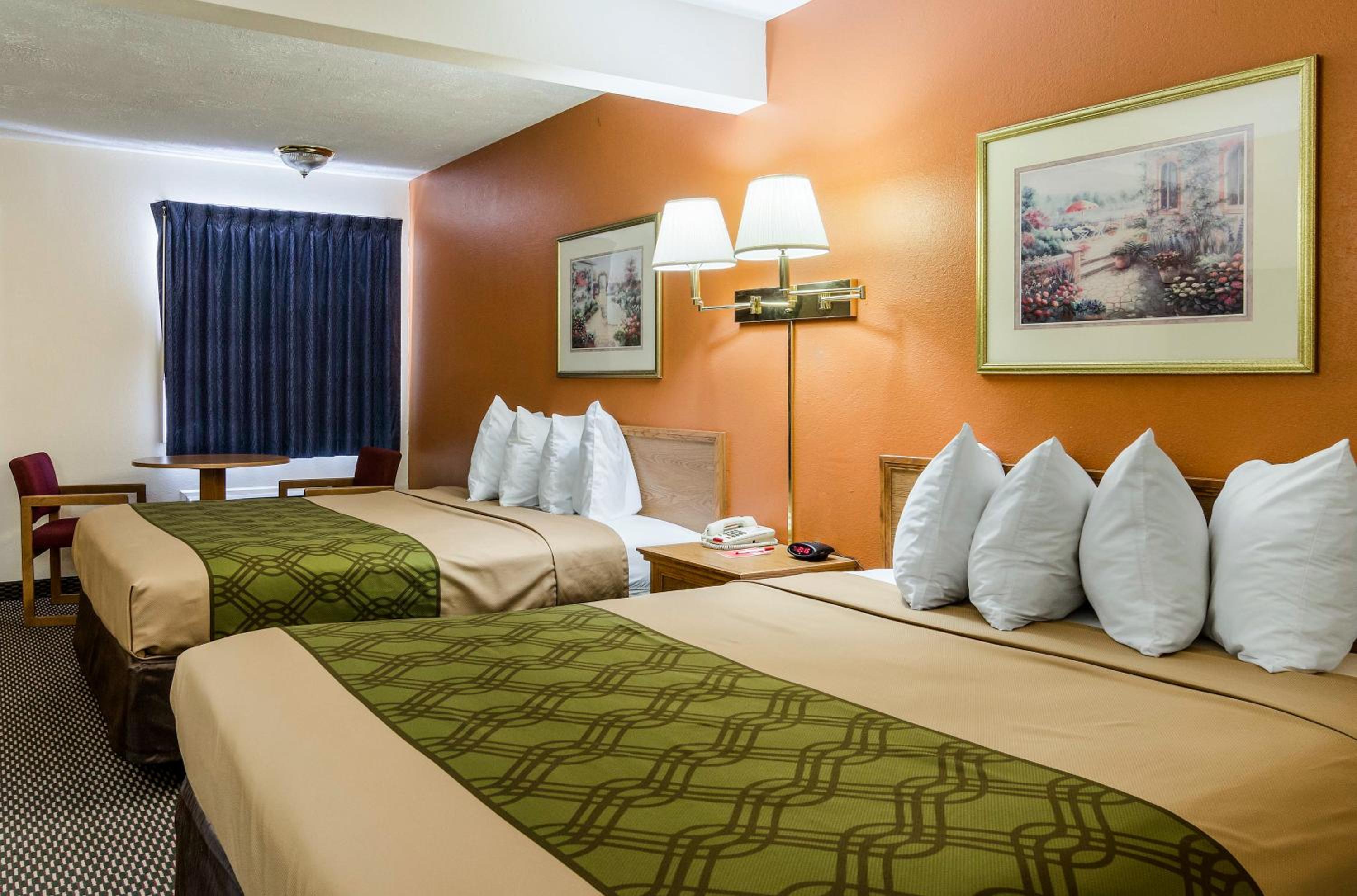 Quadruple Room with Two Queen Beds - Non Smoking photo 3
