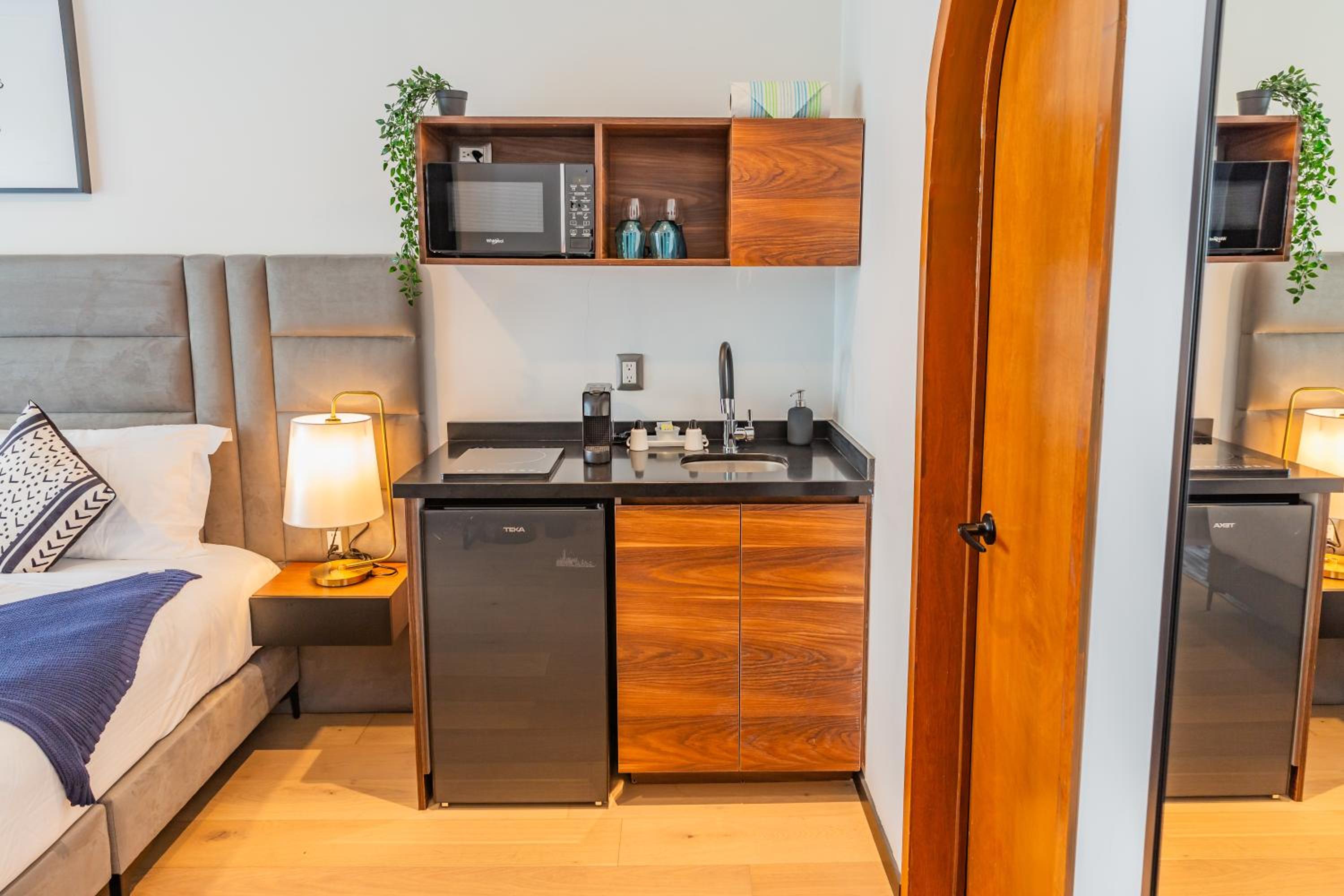 Deluxe Queen Suite