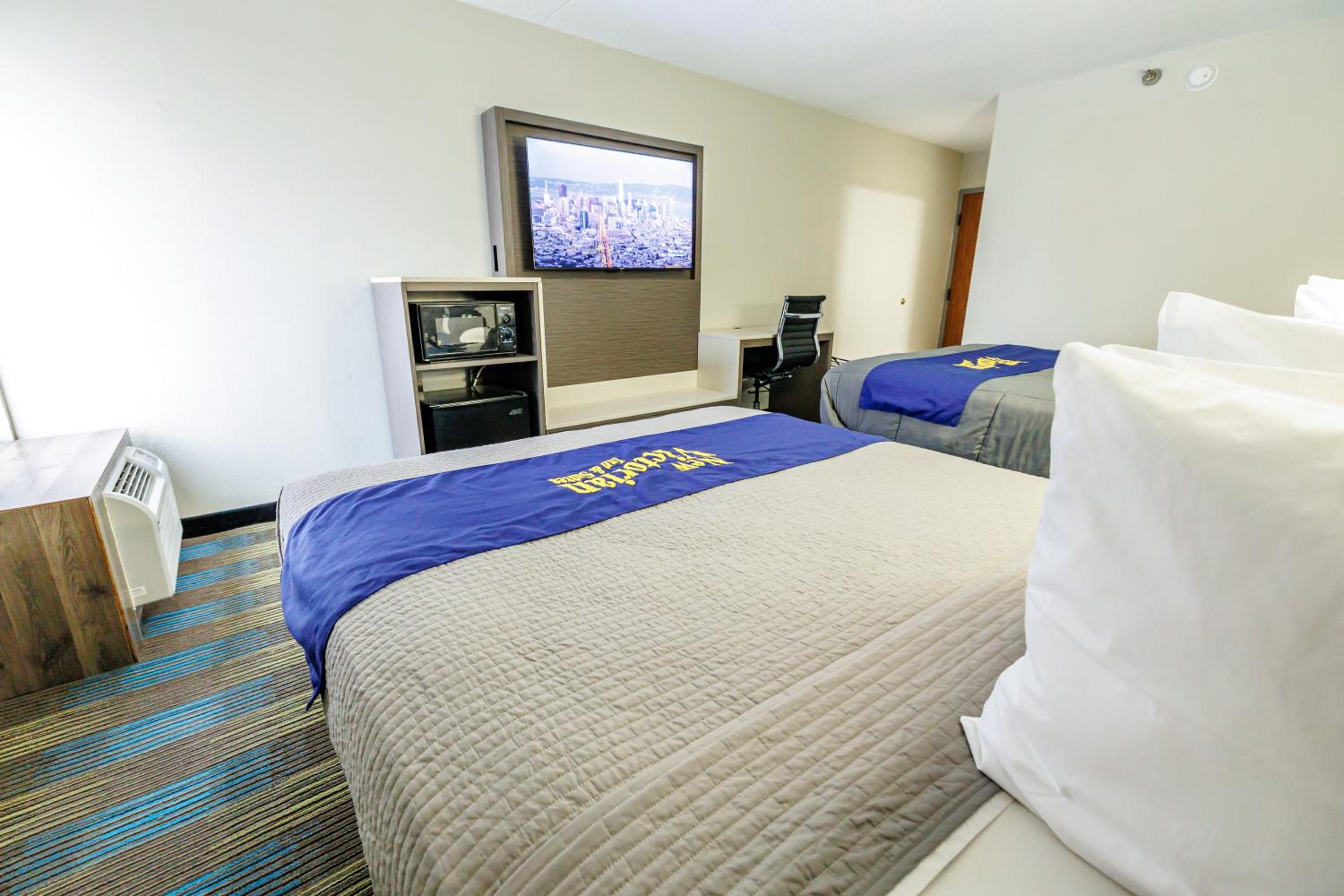 Deluxe Queen Room With Two Queen Beds photo 3