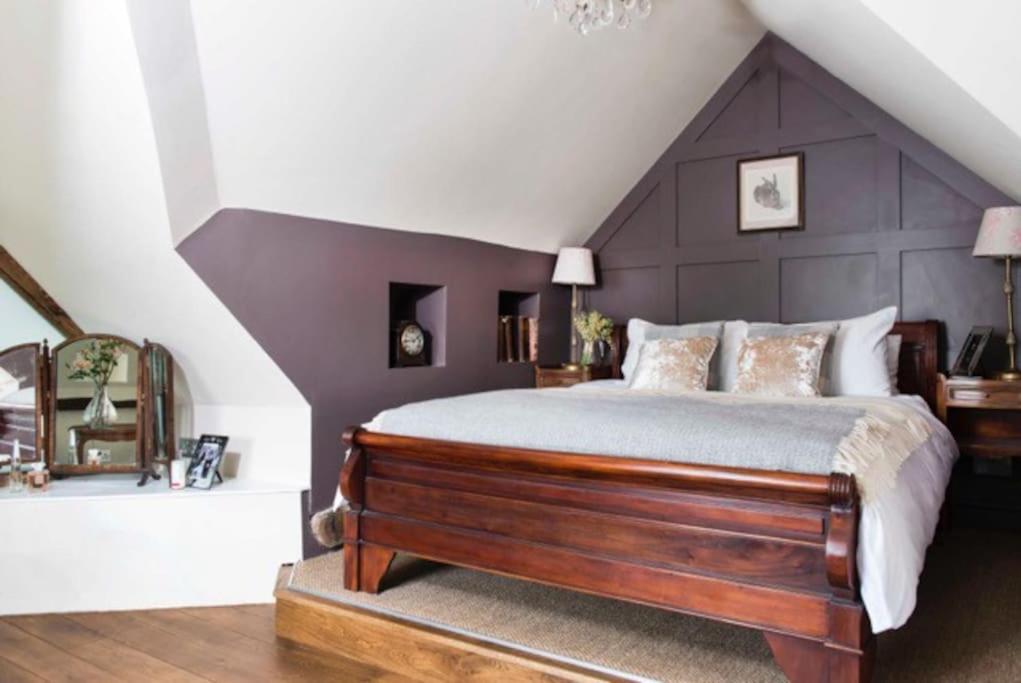 Five-Bedroom House photo 1