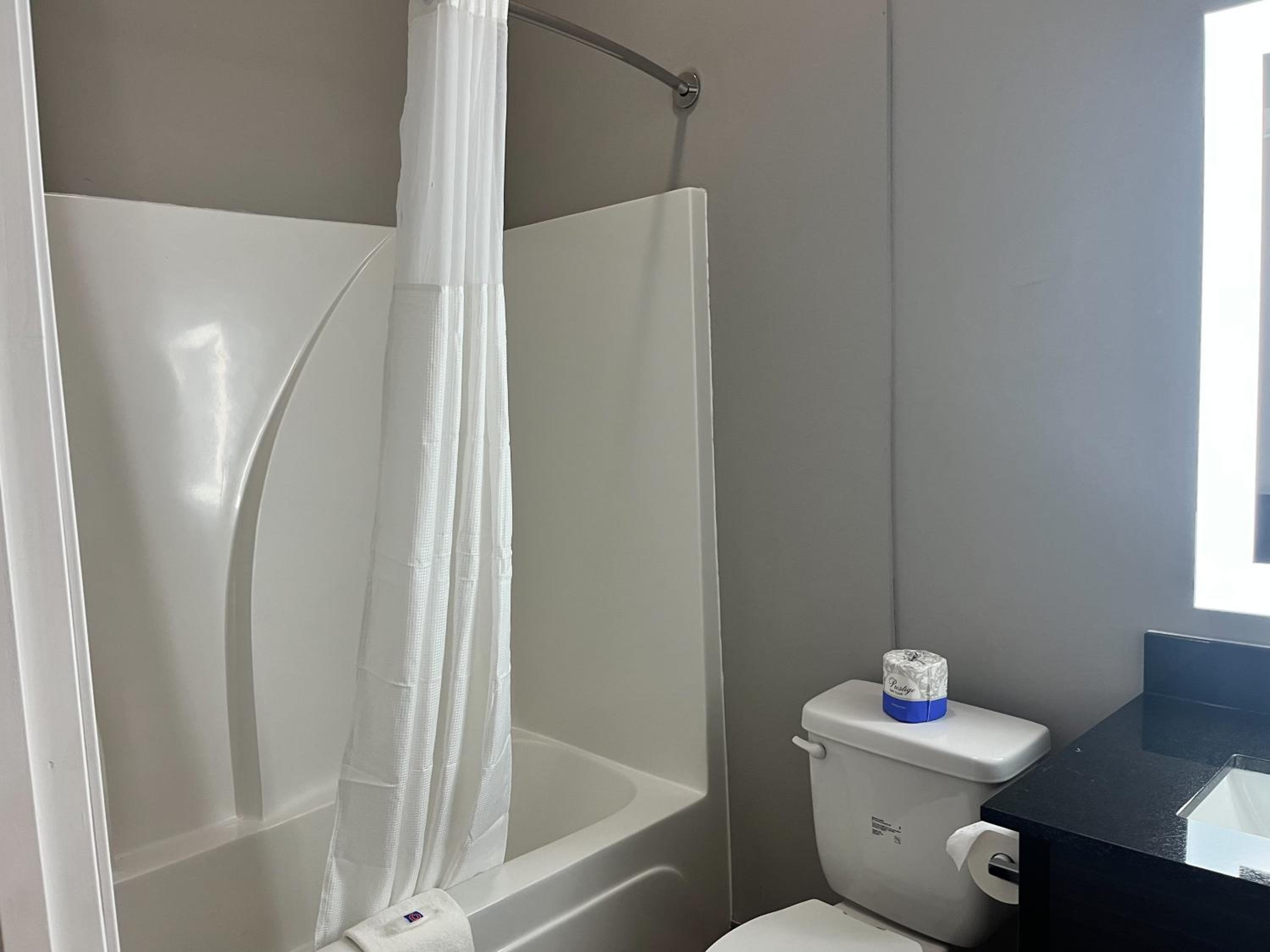 Queen Room with Two Queen Beds - Disability Access - Non-Smoking - Photo 3