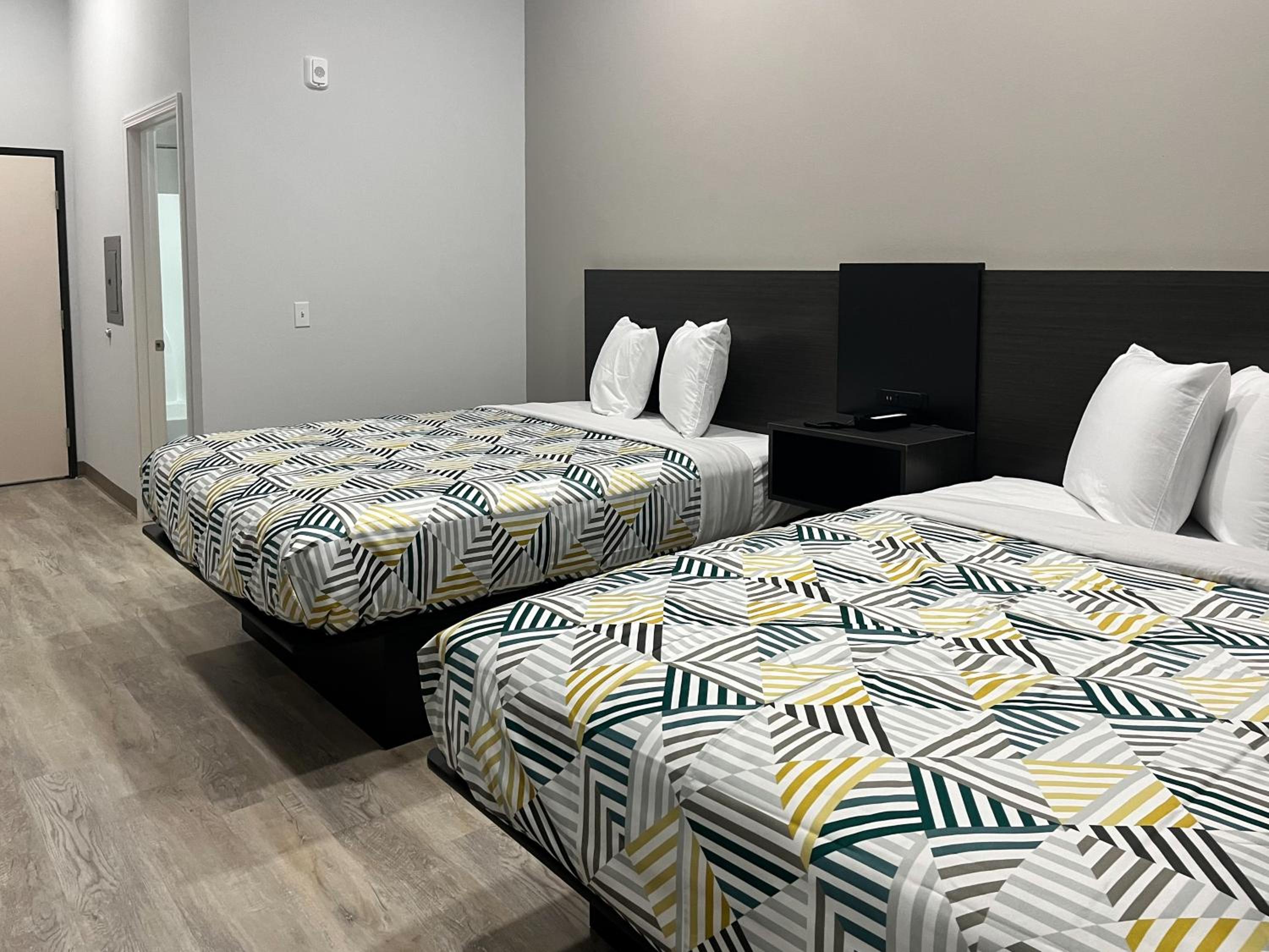 Queen Room with Two Queen Beds - Disability Access - Non-Smoking - Photo 4