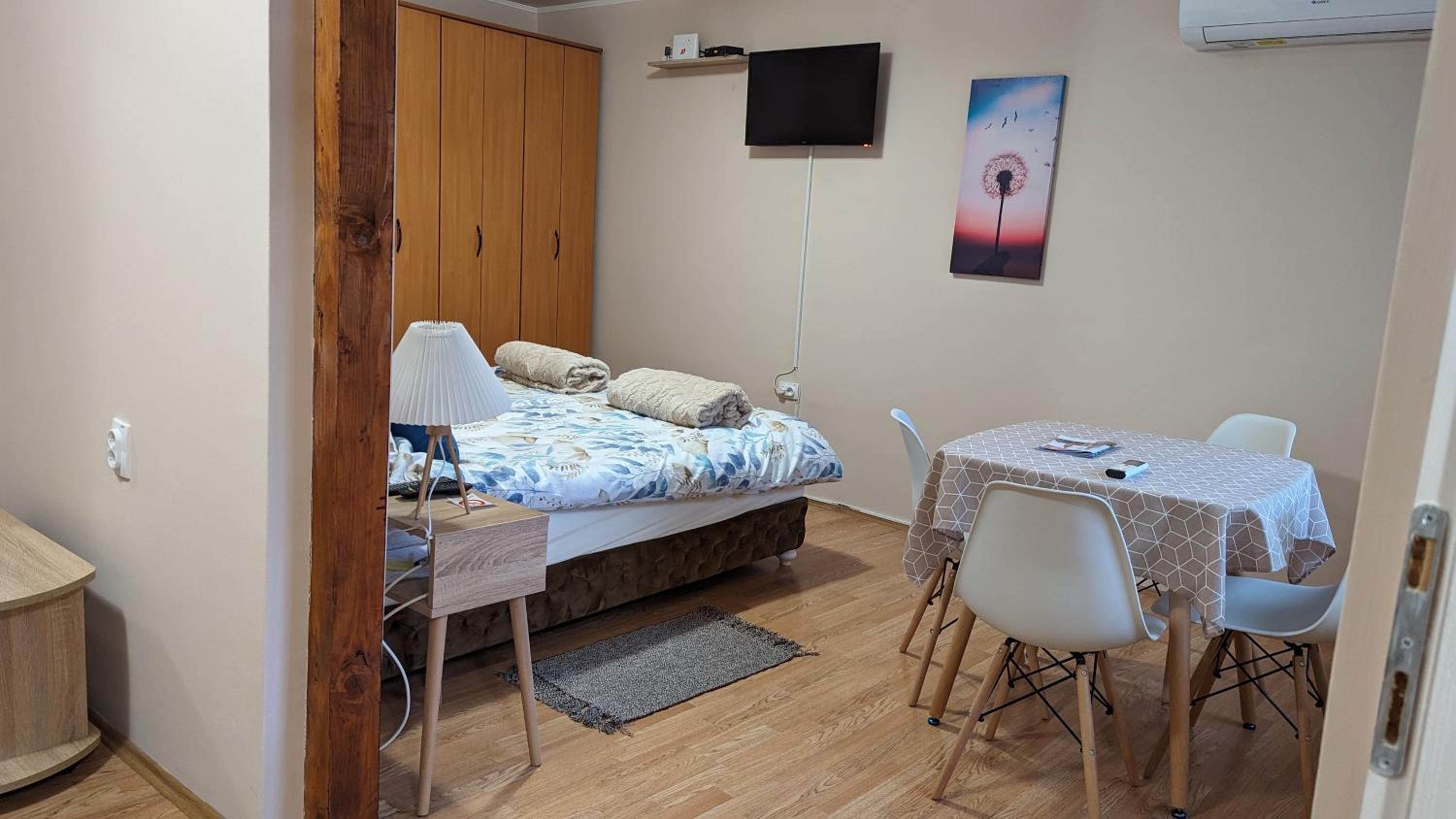 One-Bedroom Apartment photo 1