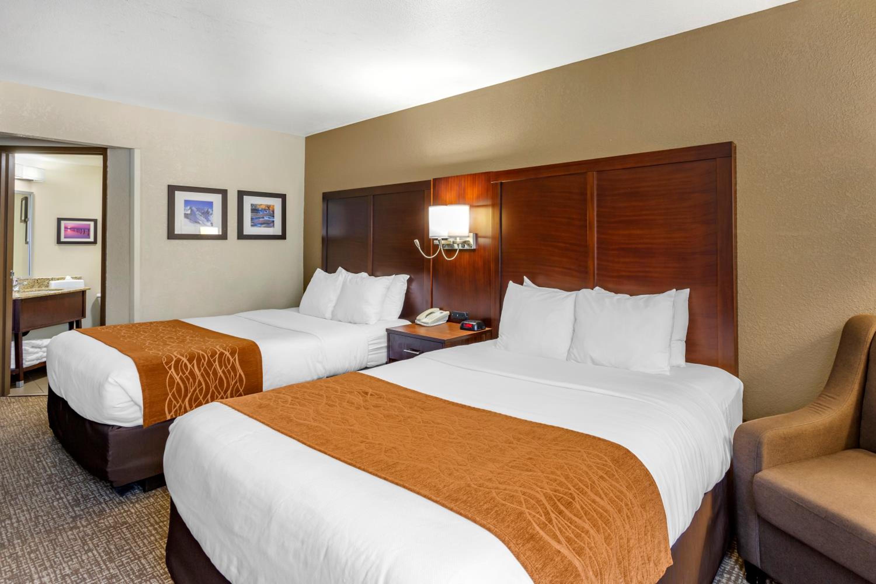 Queen Room with Two Queen Beds - Non-Smoking - Photo 8