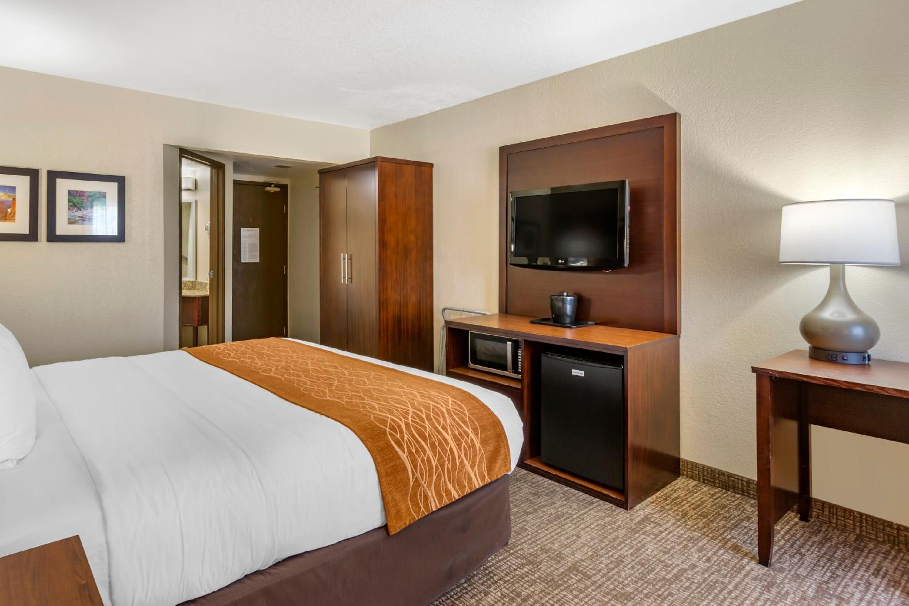 Standard King Room - Non-Smoking  - Photo 4