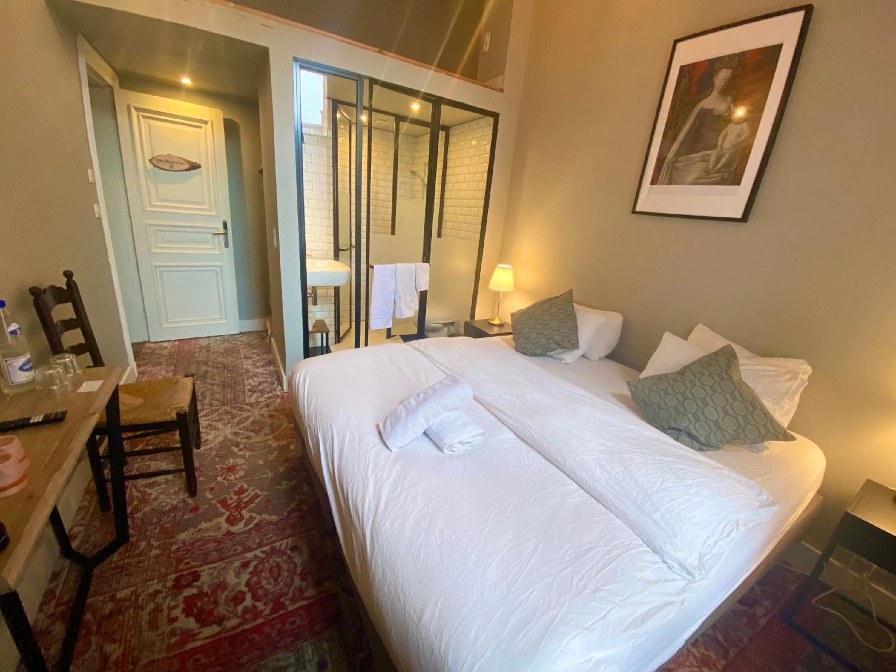 Double or Twin Room with City View photo 2