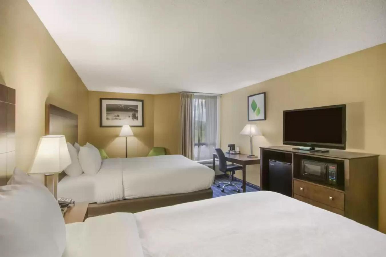 Queen Room with Two Queen Beds - Non-Smoking - Photo 4