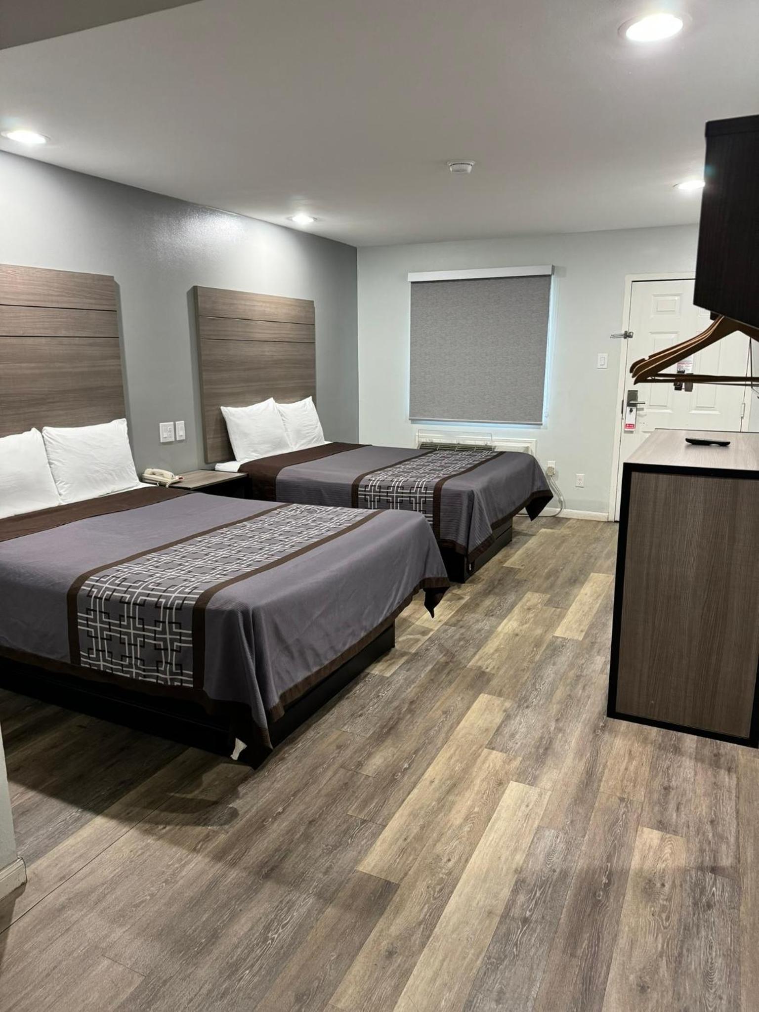 Queen Room with Two Queen Beds - Non-Smoking photo 2