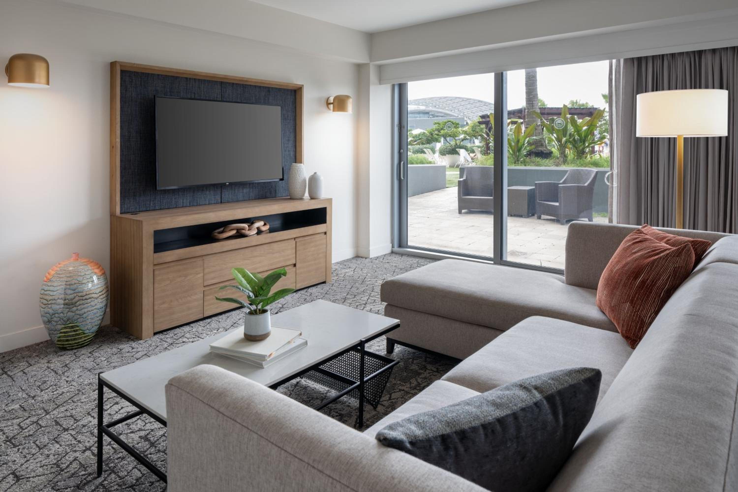 Sundeck Suite, 1 King, Sofa bed