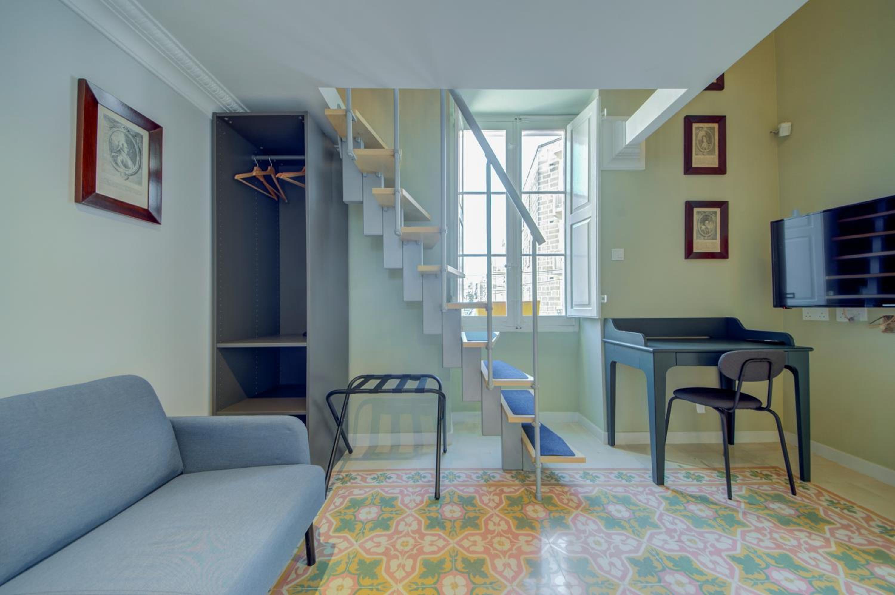 Five-Bedroom House photo 2