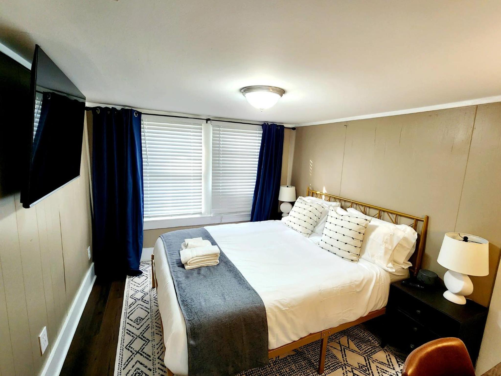 Six-Bedroom House photo 2