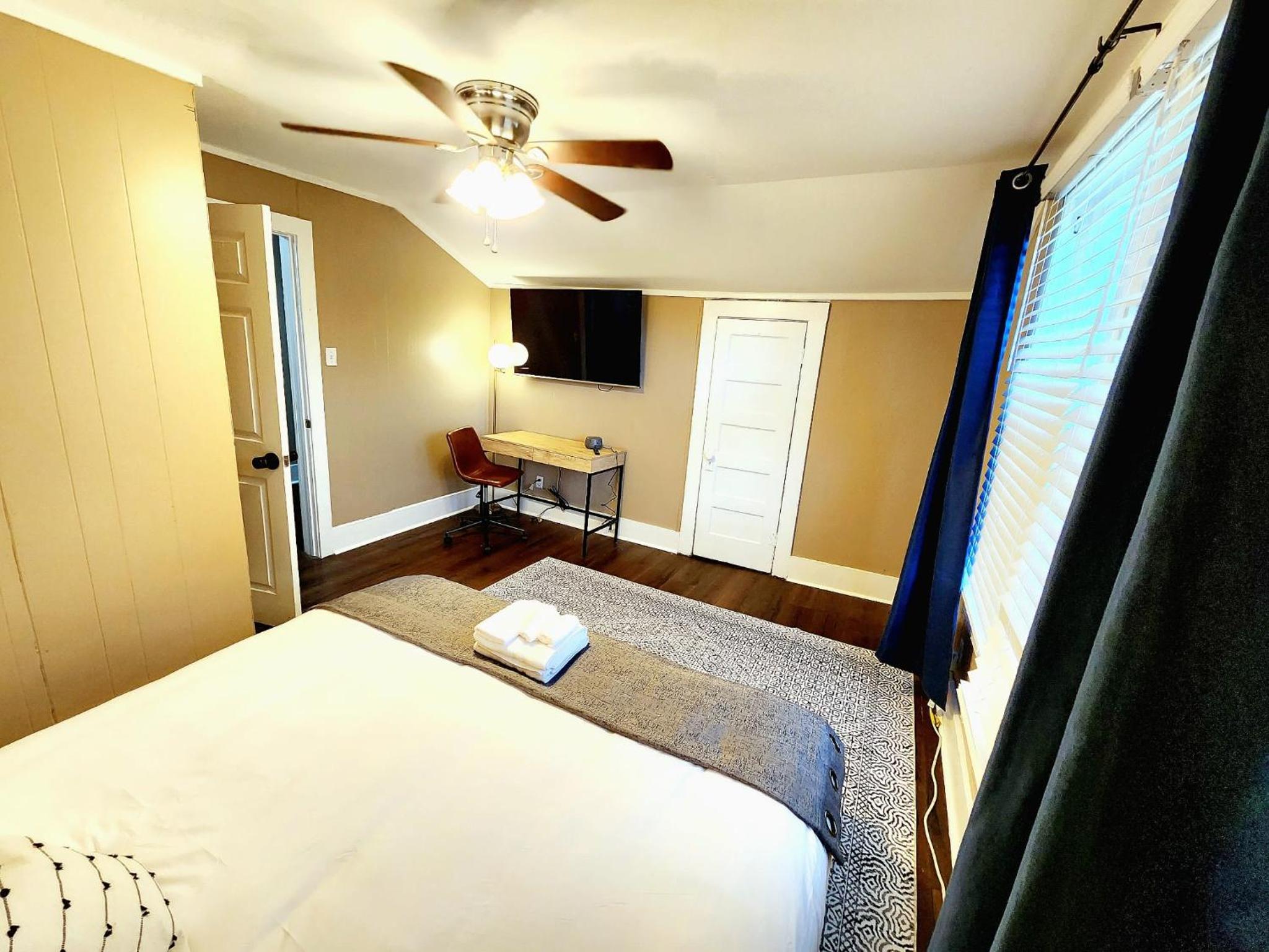 Six-Bedroom House photo 3