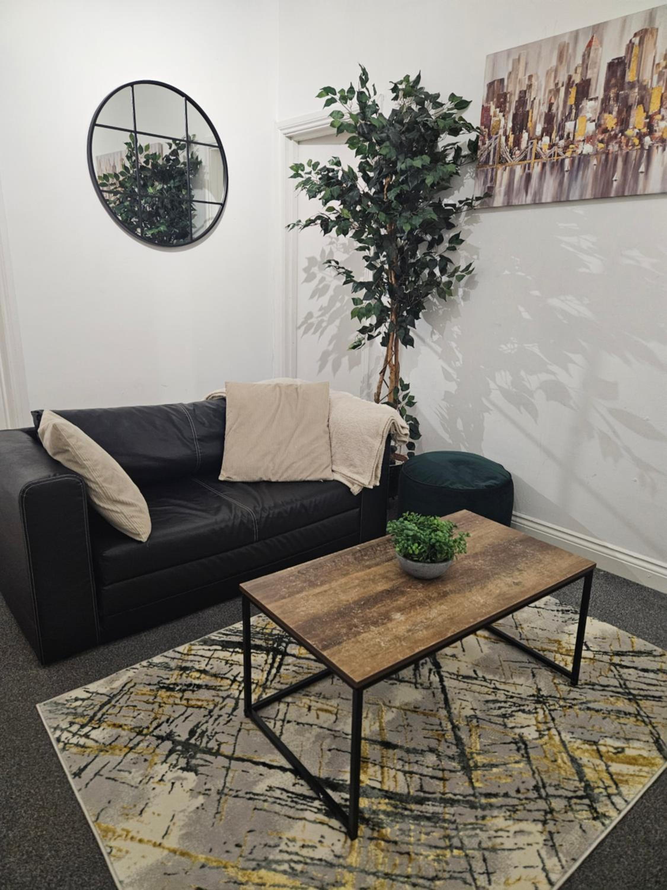 One-Bedroom Apartment photo 2