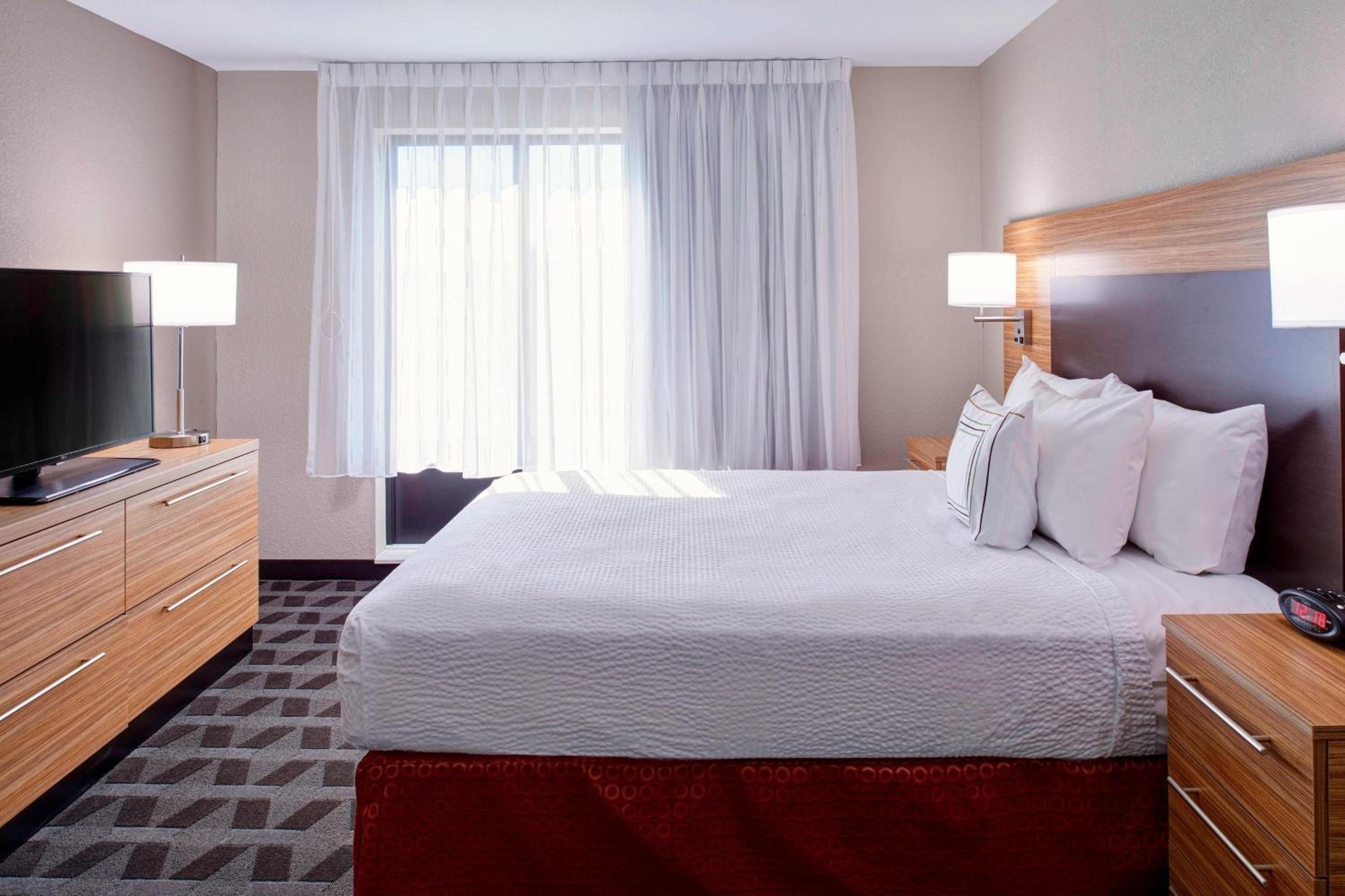 One-Bedroom Large Queen Suite with Sofa Bed and Adapted Tub - Mobility Accessible