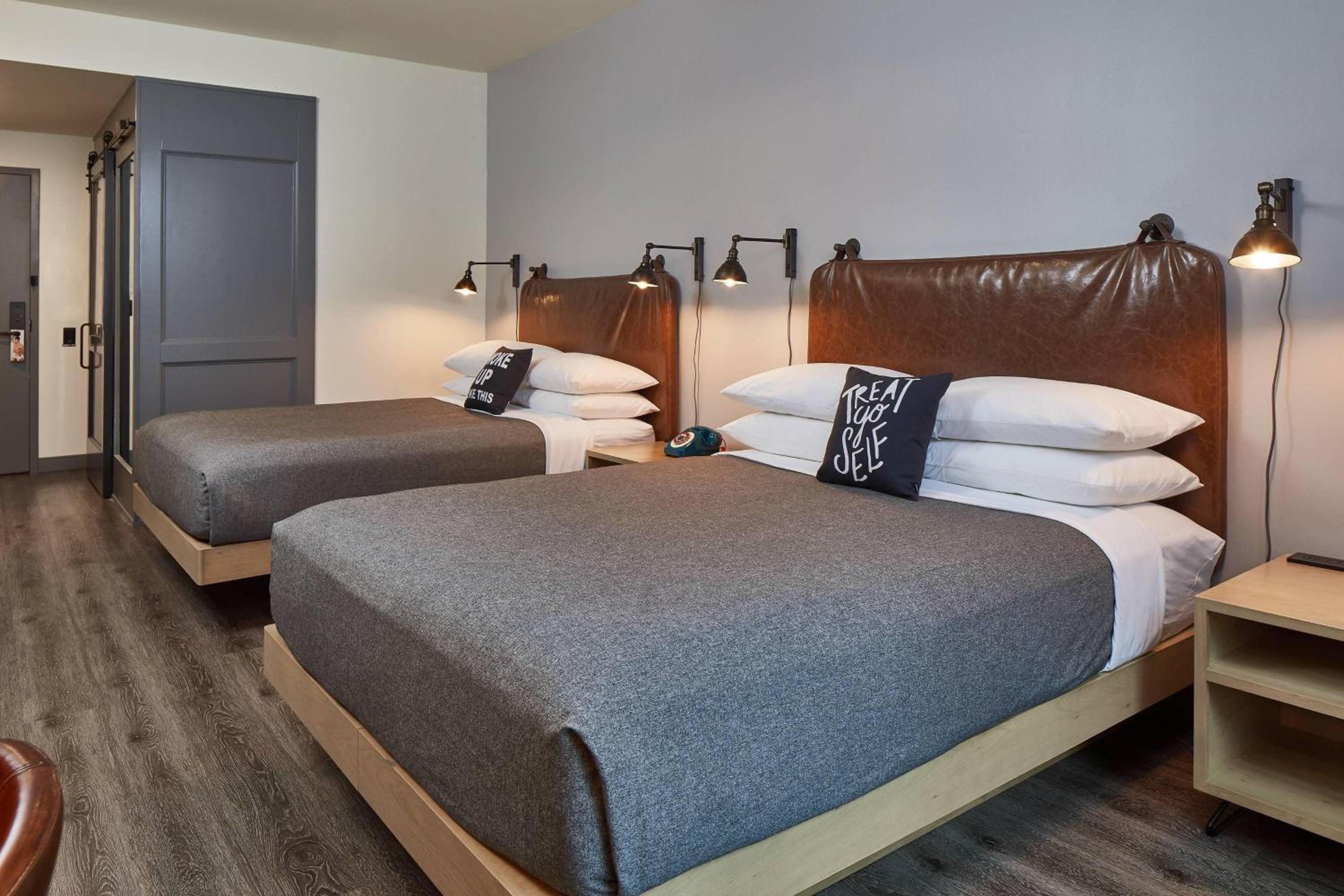 Queen Room with Two Queen Beds - High Floor - Photo 2