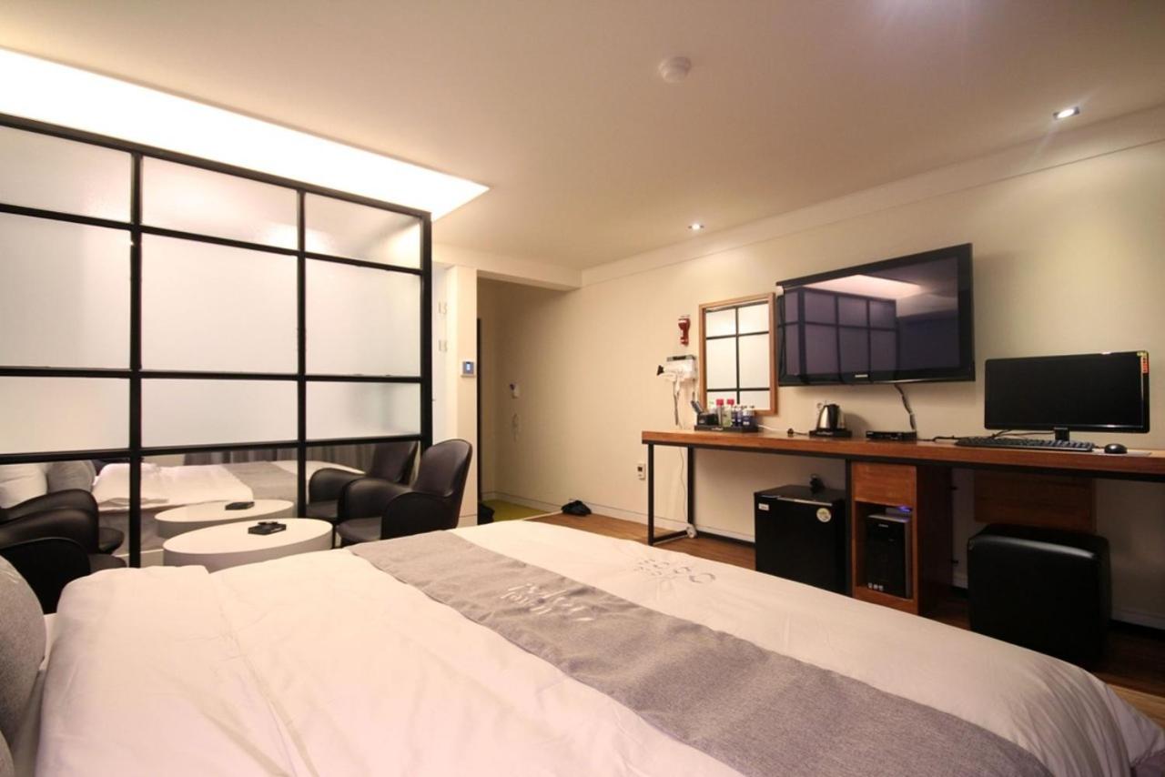 Standard King Room - Photo 10