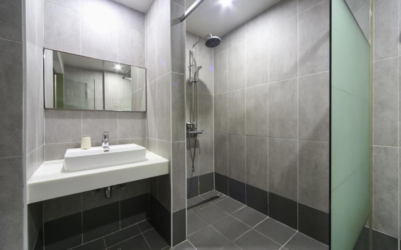 Standard King Room - Photo 6