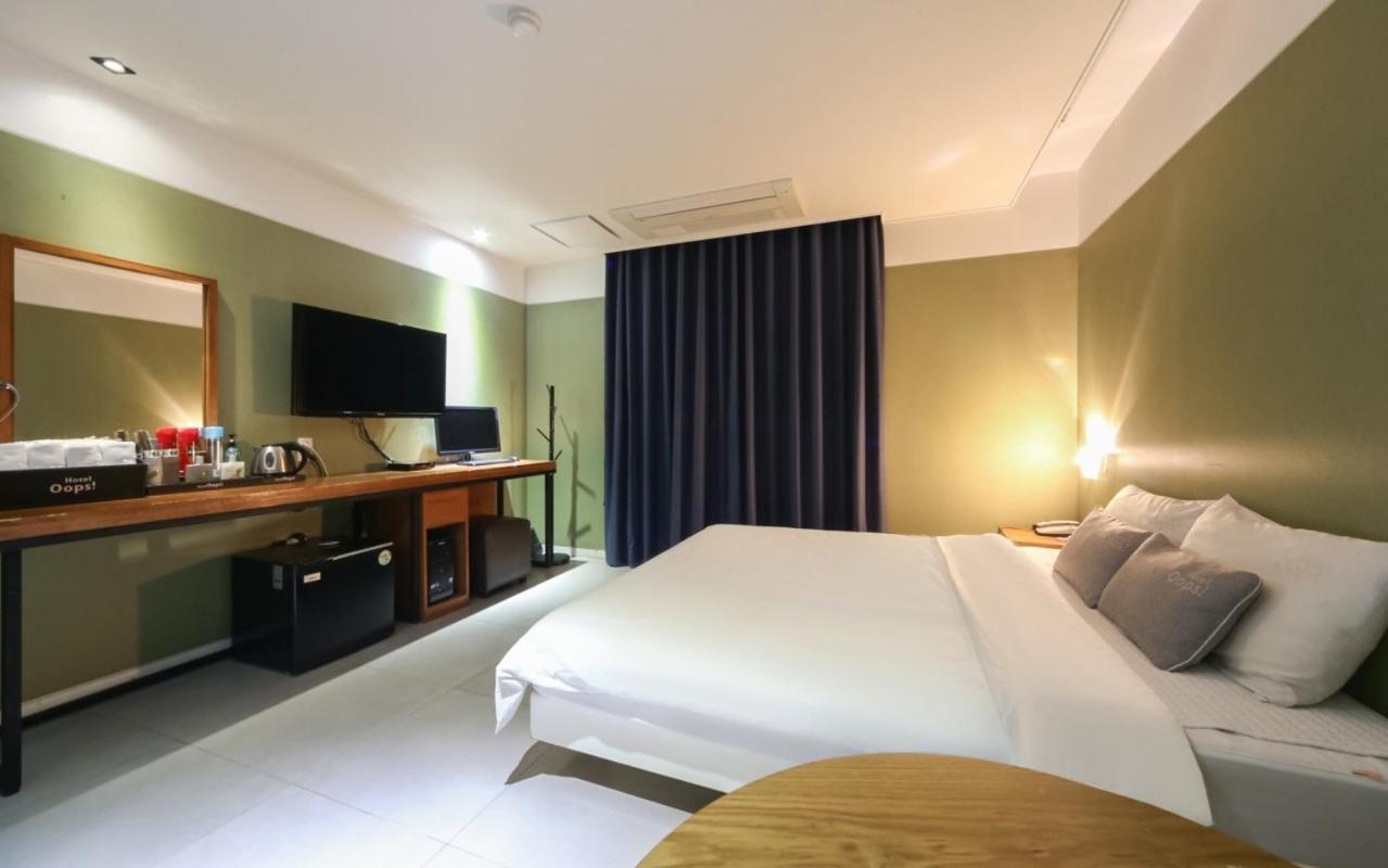 Standard King Room - Photo 8