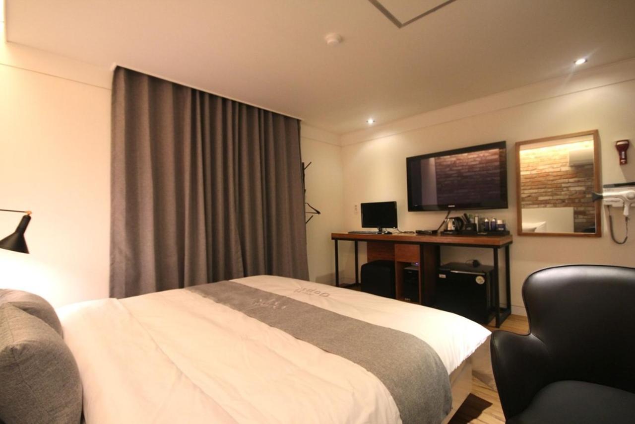Standard King Room - Photo 9