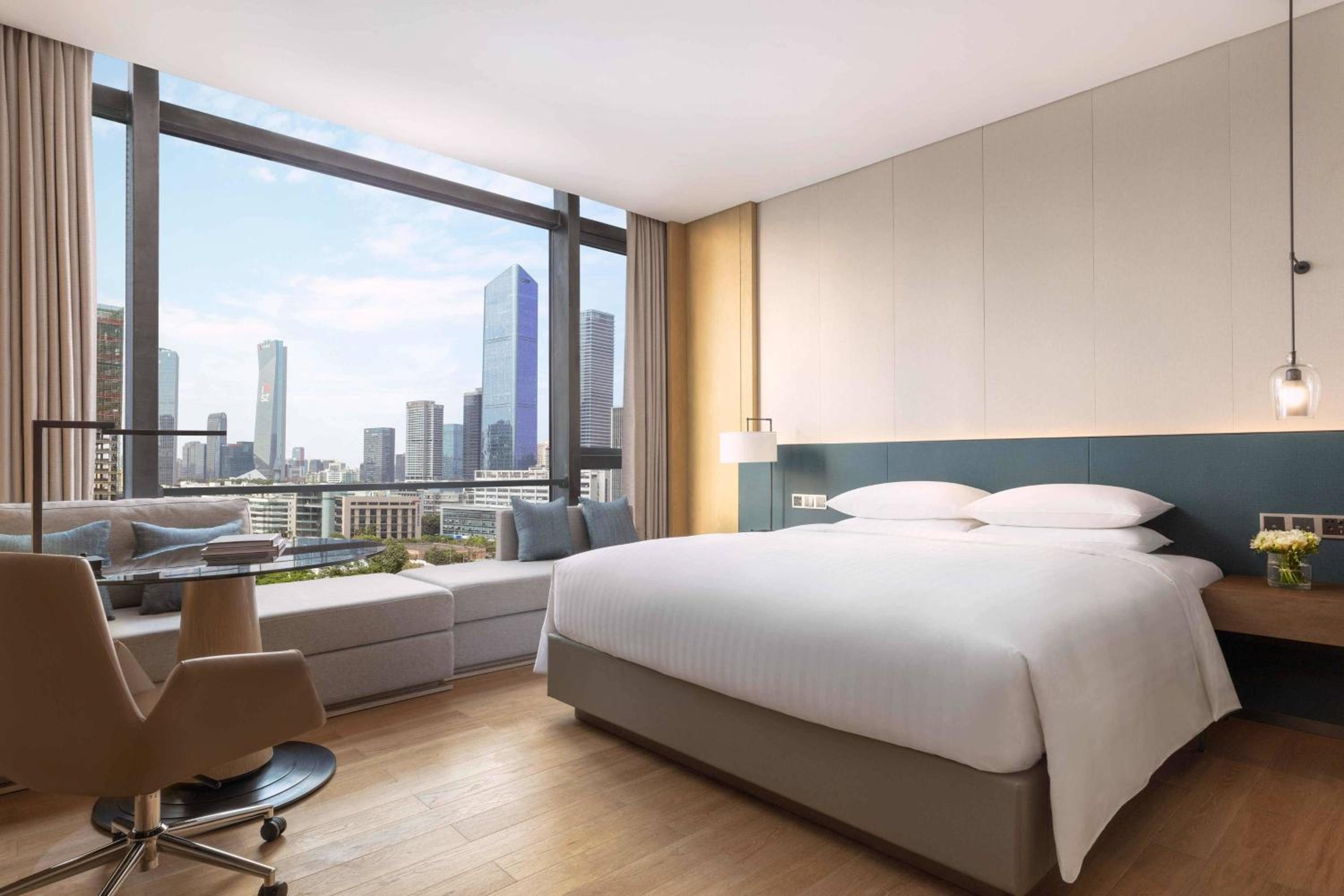 Premier, Guest room, 1 King, City view - Photo 1