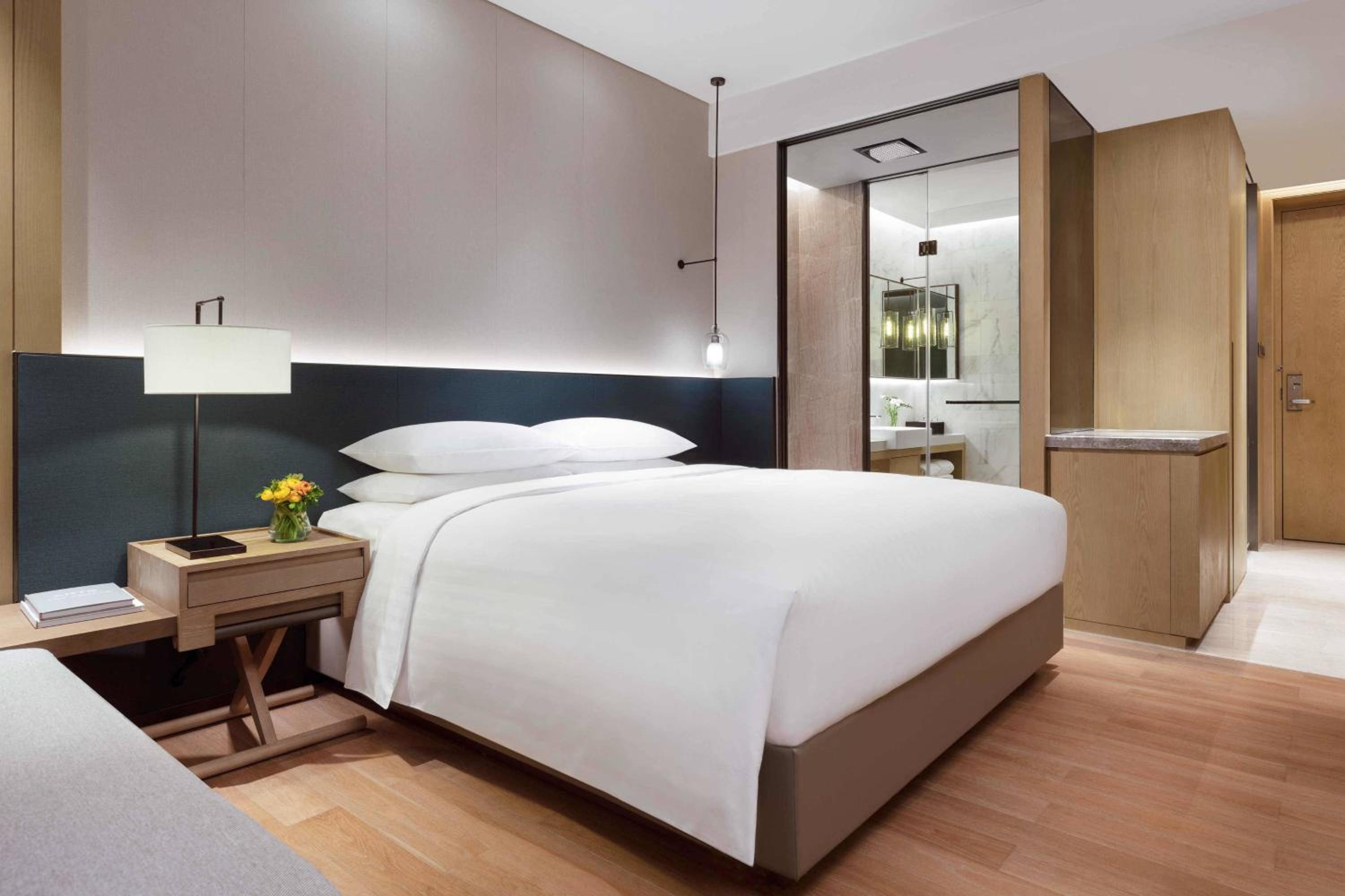 Deluxe, Guest room, 1 King, City view