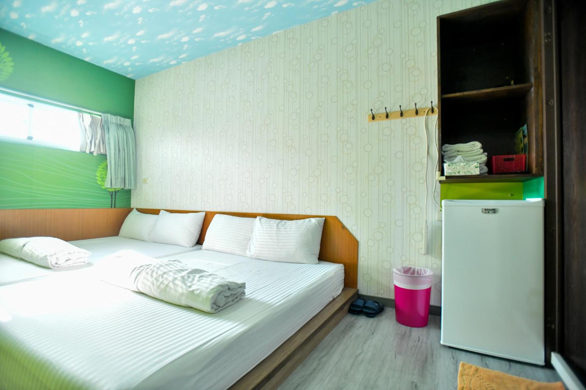 Quadruple Room with Private Bathroom photo 3