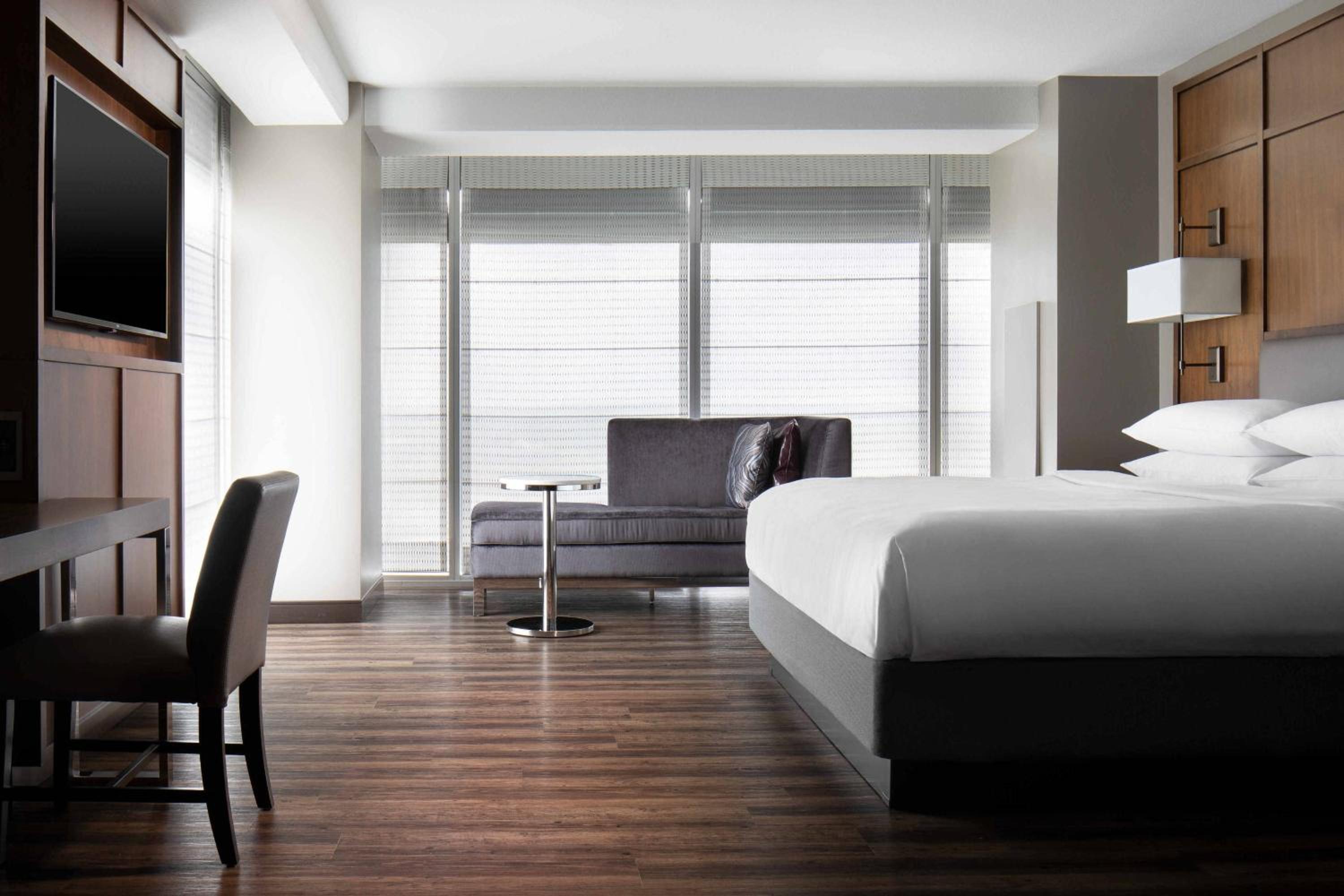 Classic King Room - High Floor/Mobility Accessible with Roll-In Shower photo 2