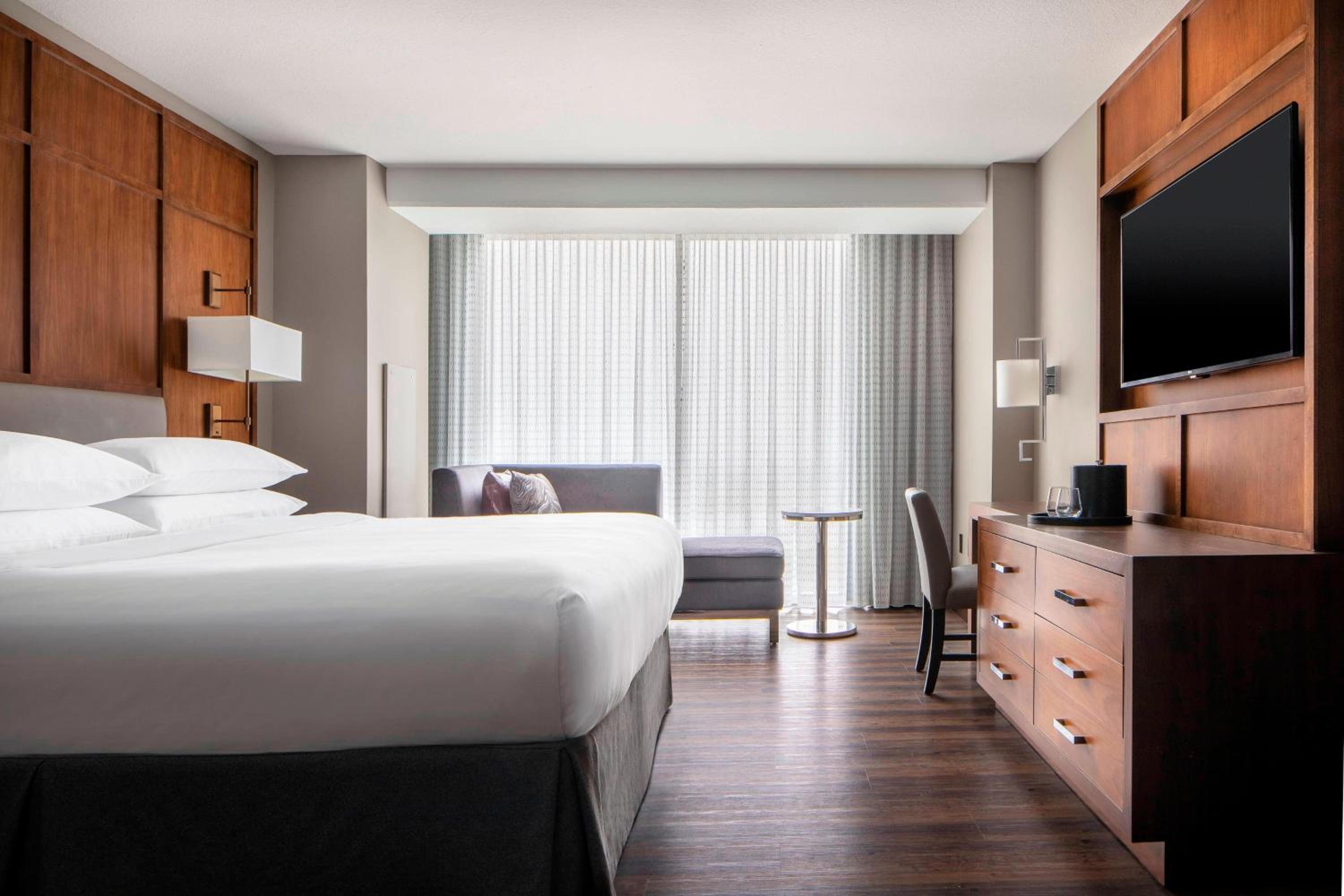 Classic King Room - High Floor/Mobility Accessible with Roll-In Shower photo 3