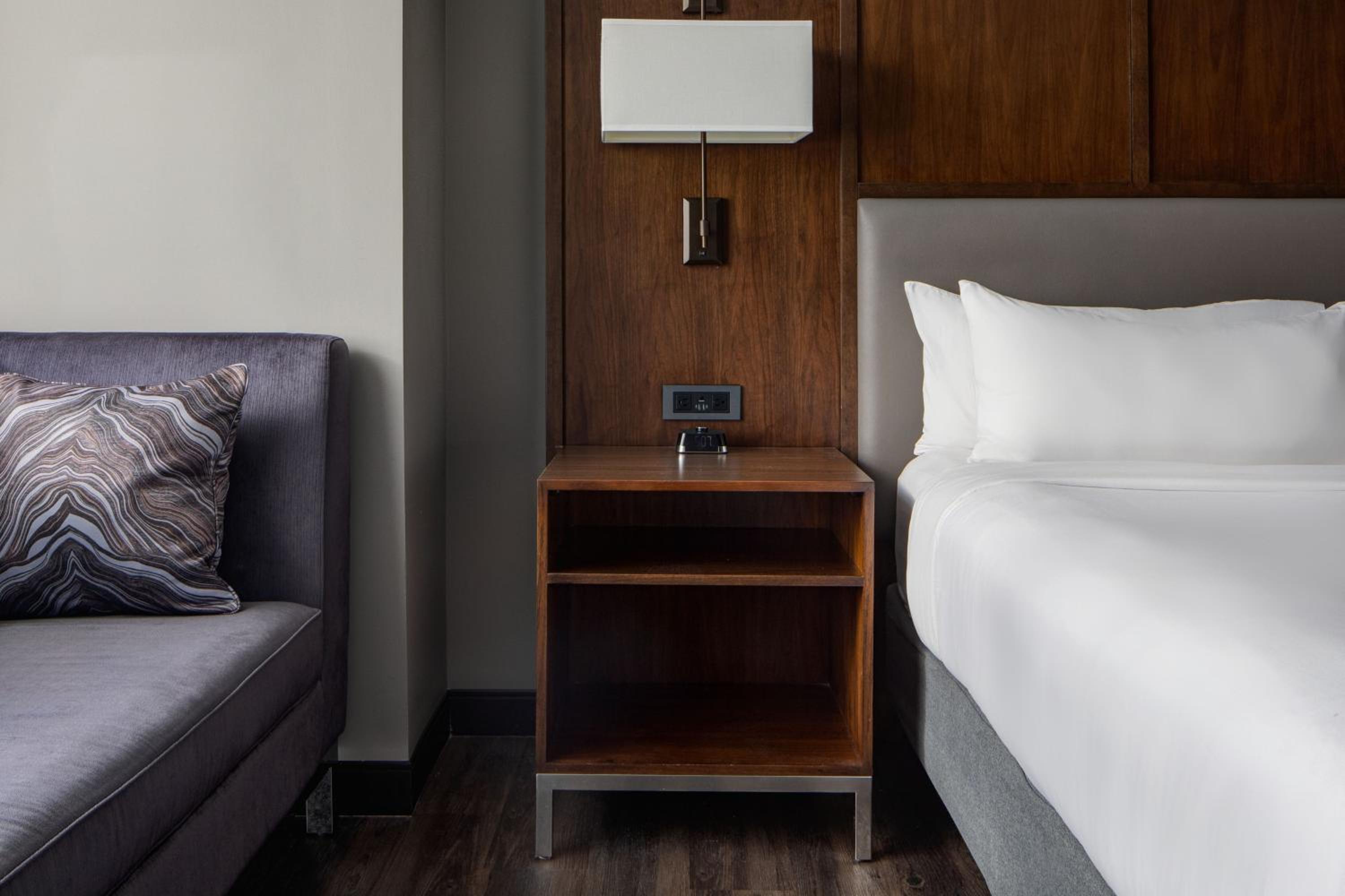 Classic Queen Room - Hearing Accessible