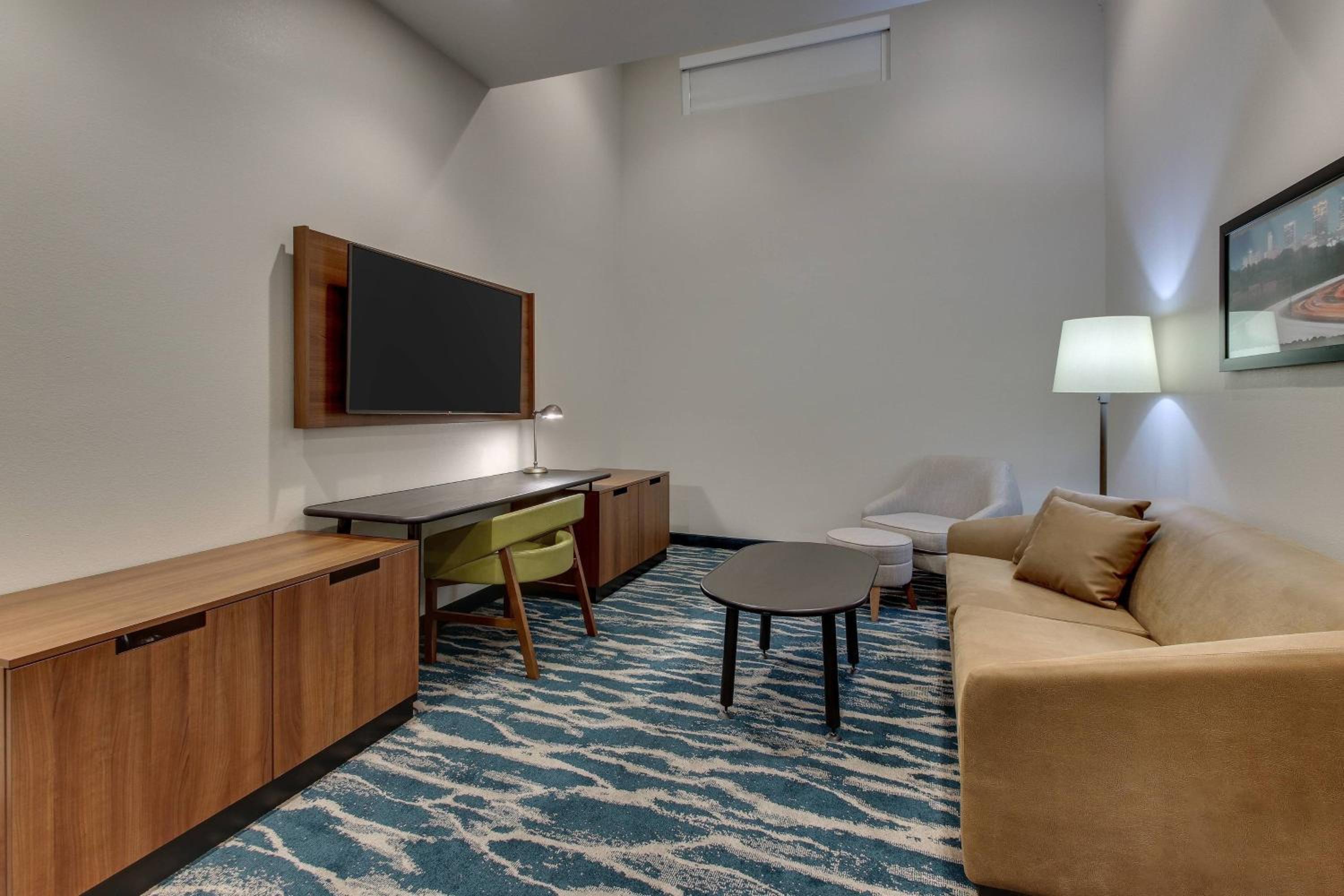 Suite, 2 Queen, Sofa bed - Photo 3