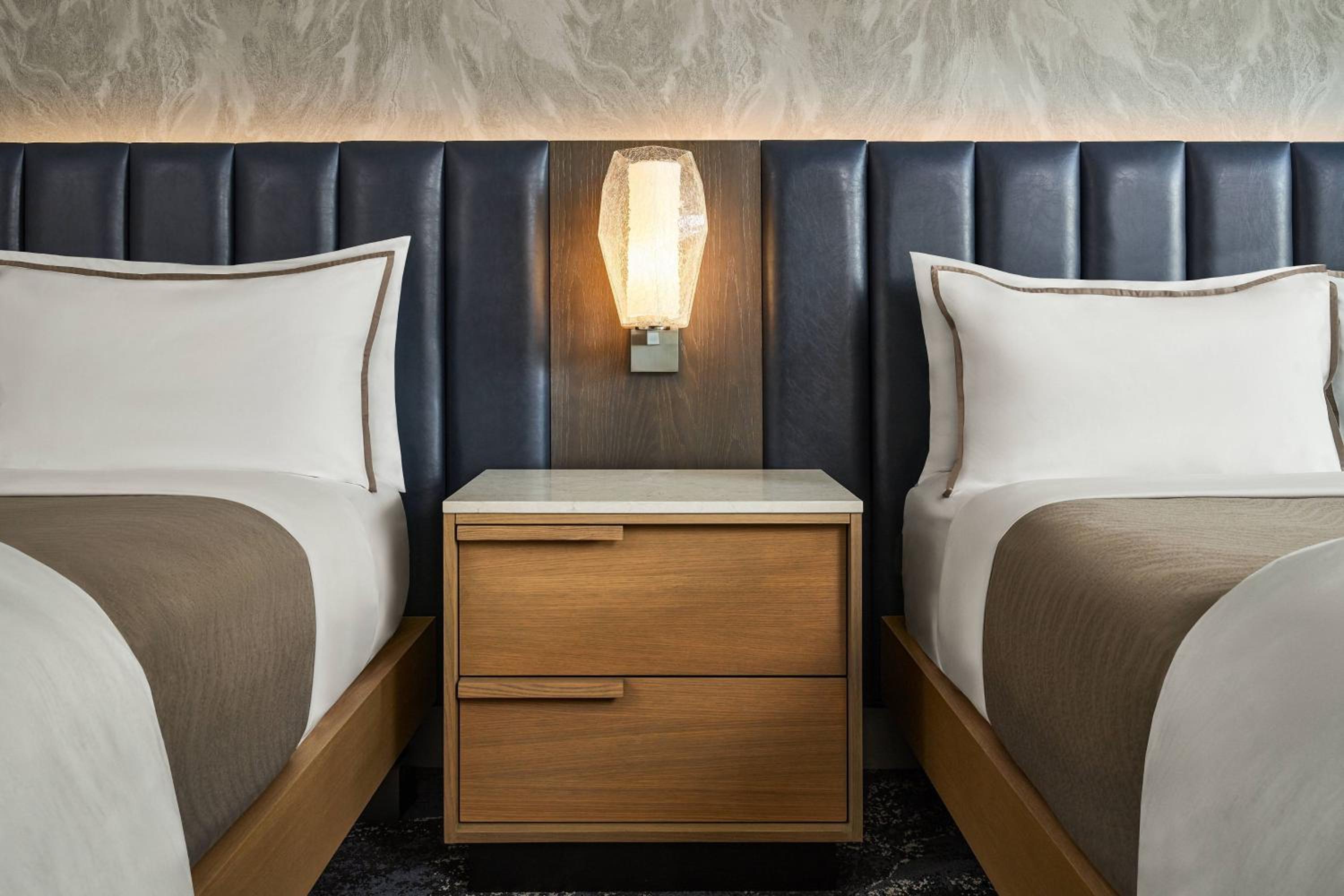 Deluxe, Larger Guest room, 2 Queen - Photo 5