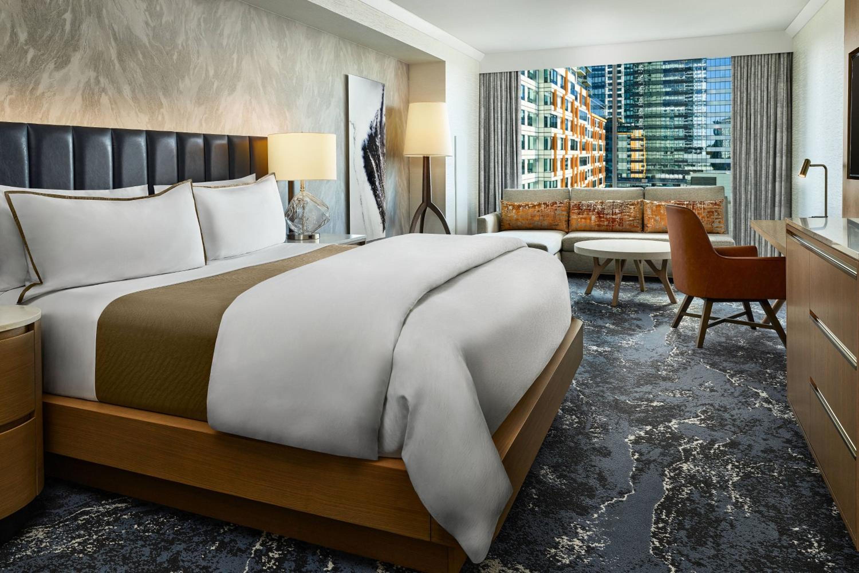 Deluxe, Guest room, 1 King - Photo 3