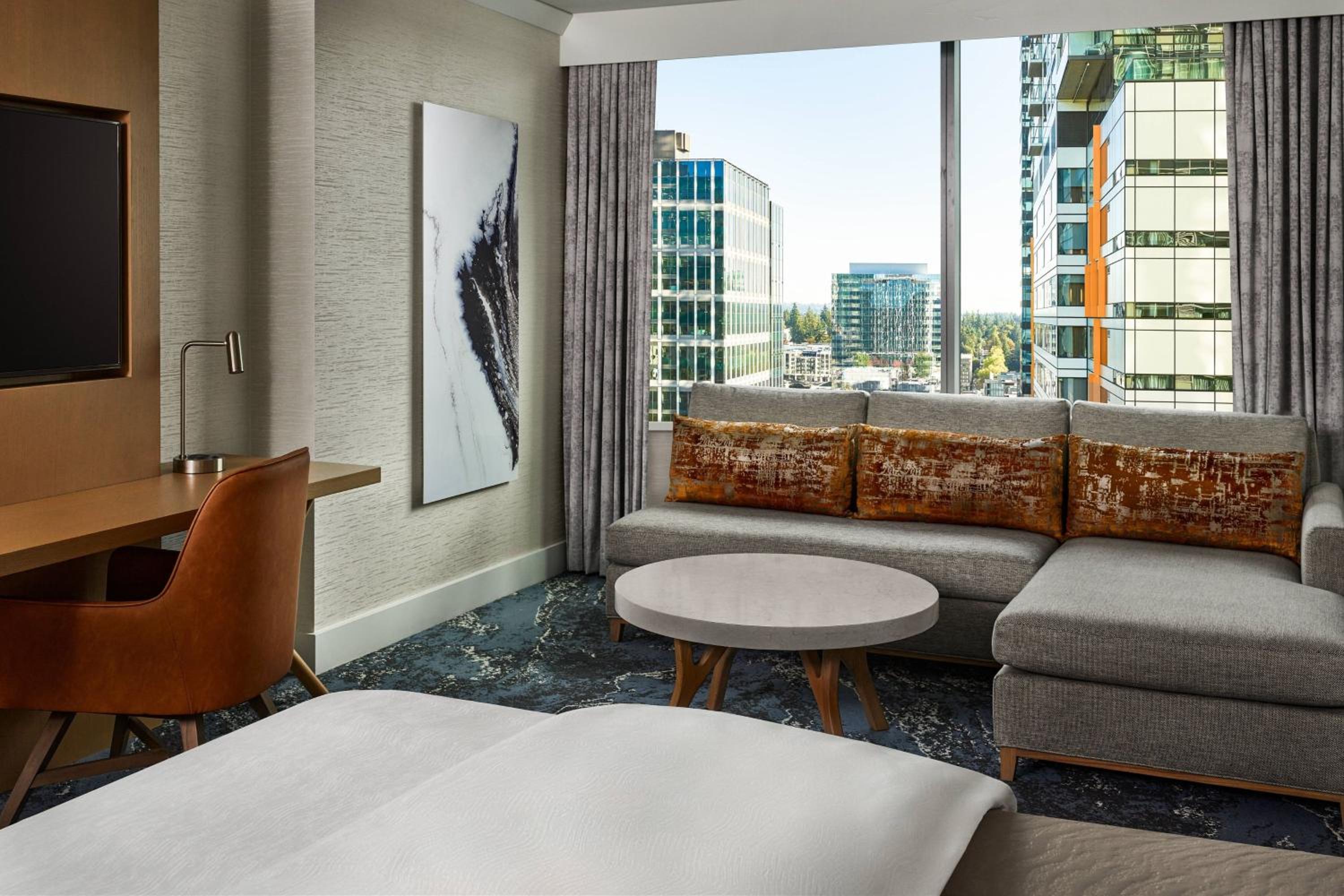 Deluxe, Guest room, 1 King - Photo 6