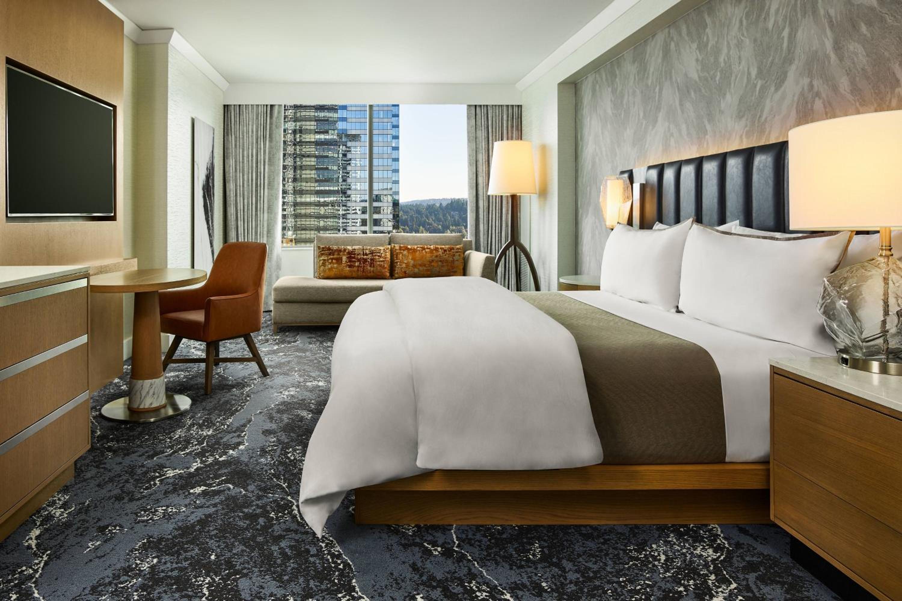 Deluxe View, Guest room, 1 King, City view - Photo 4