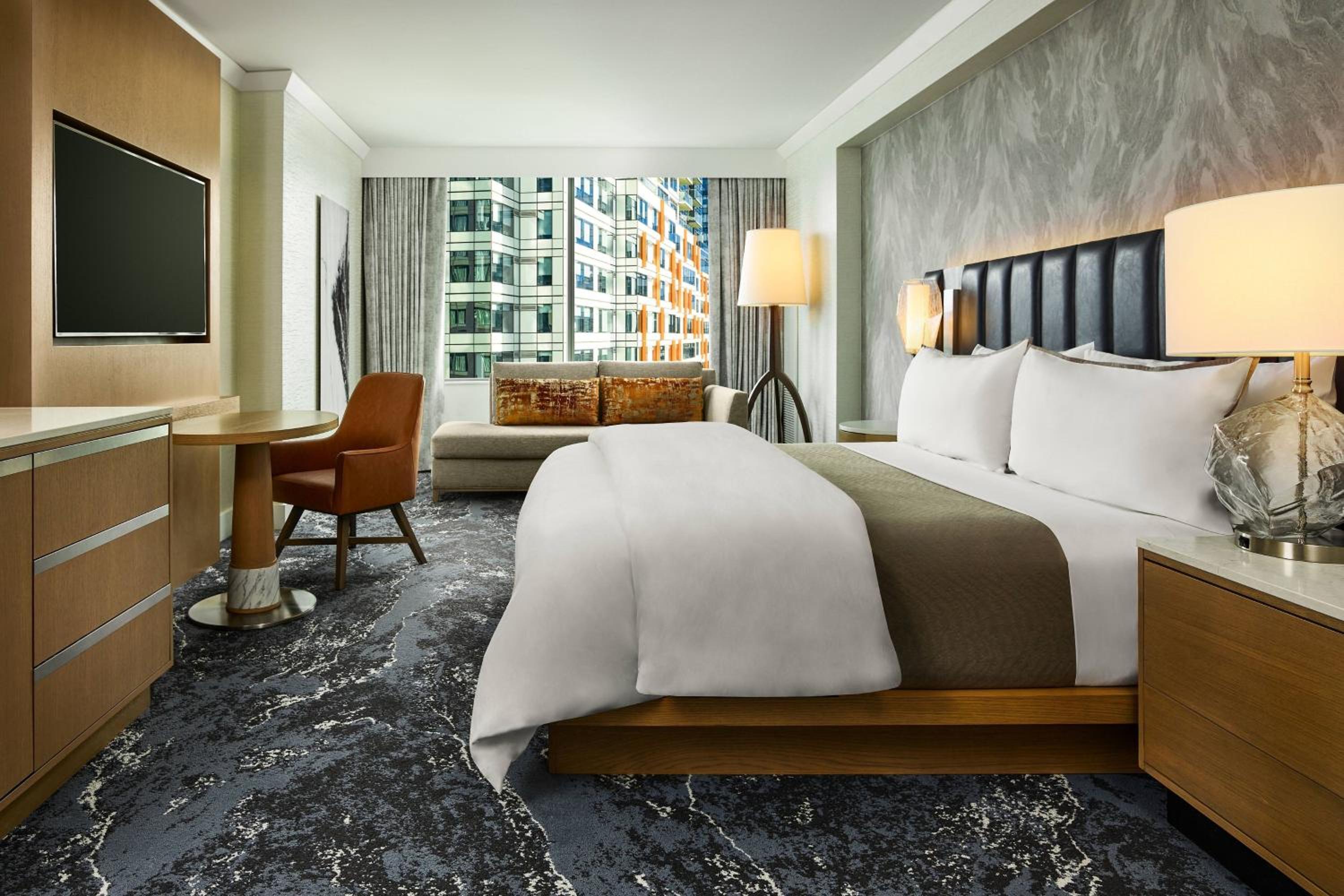 Deluxe, Guest room, 1 King - Photo 4