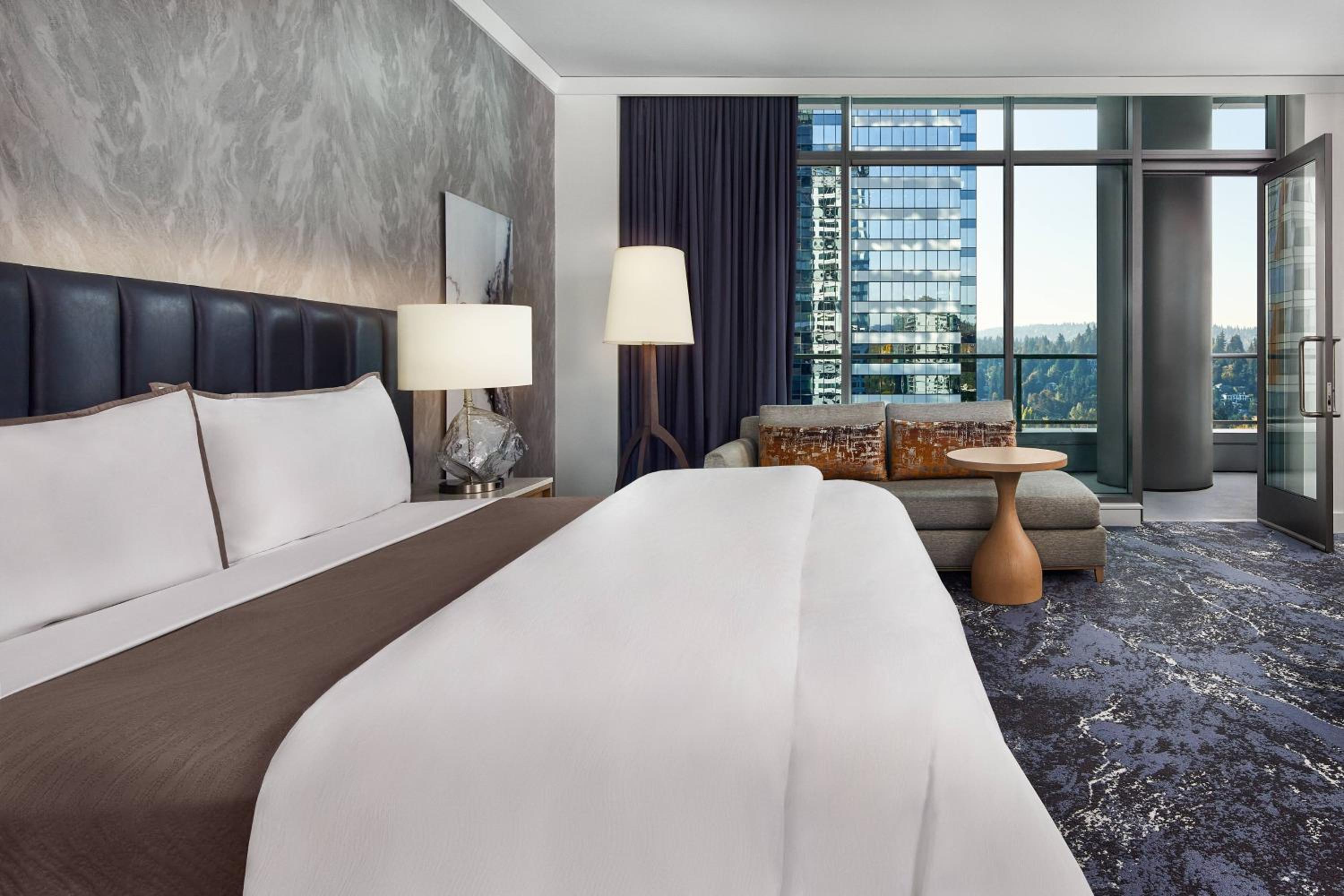Grand Deluxe, Larger Guest room, 1 King, Balcony - Photo 4