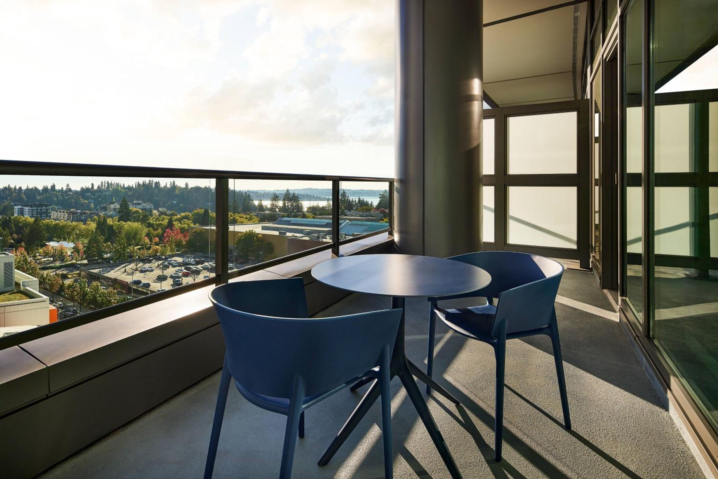 Grand Deluxe, Larger Guest room, 1 King, Balcony - Photo 2