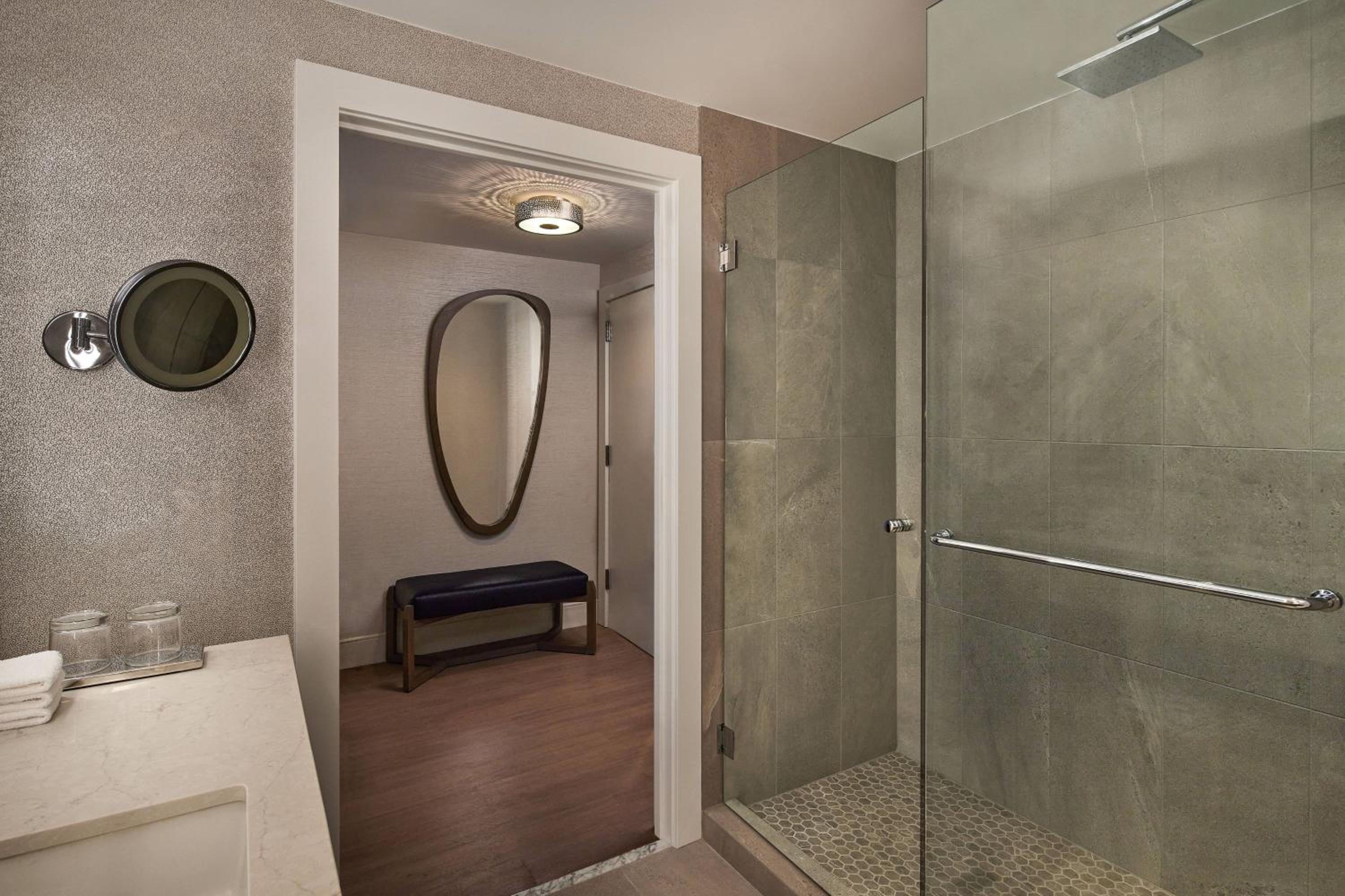 Executive Suite, 1 King, Sofa bed - Photo 2