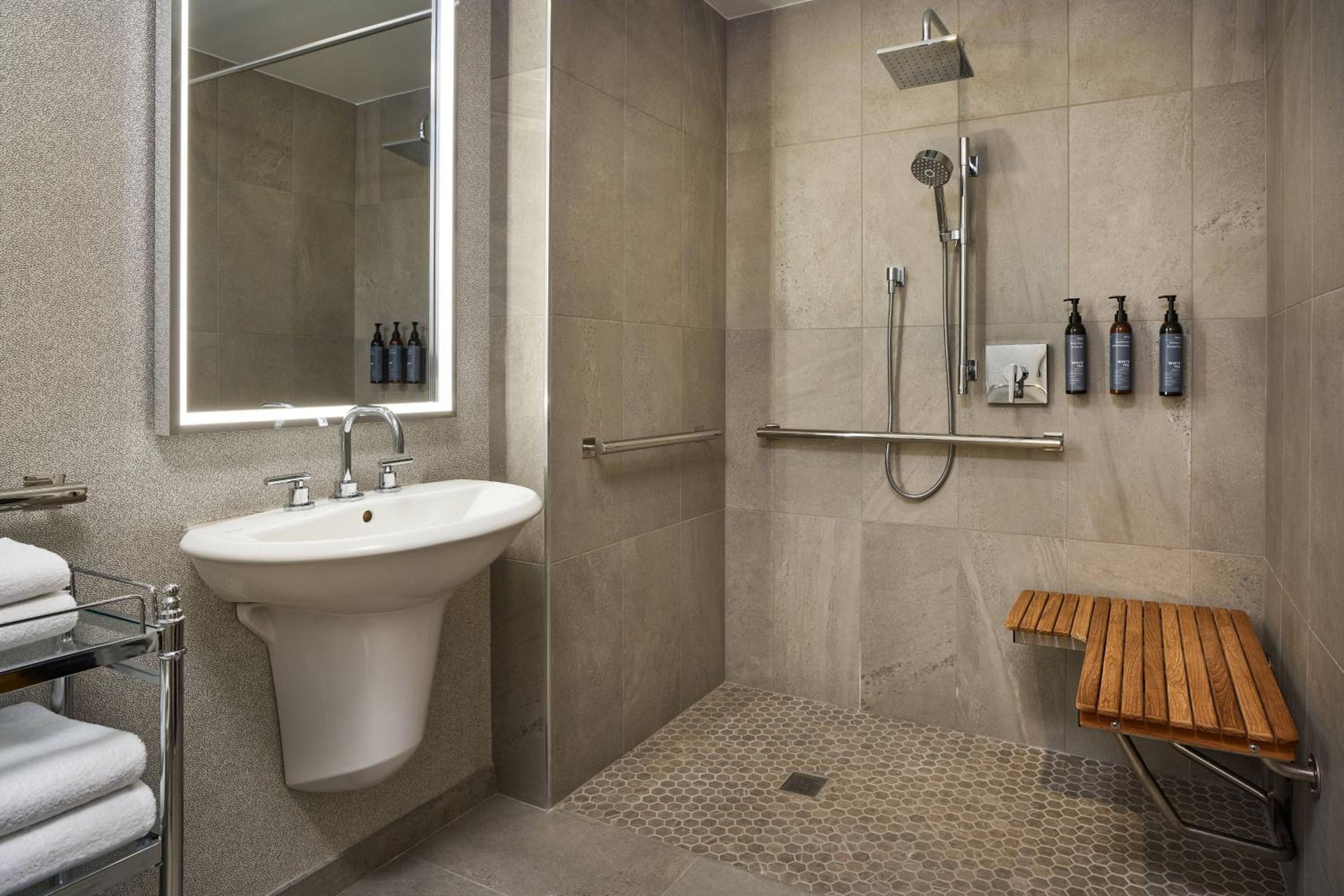 Deluxe, Larger Guest room, 2 Queen - Photo 10