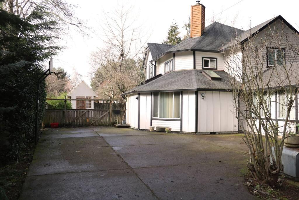 Five-Bedroom House photo 2