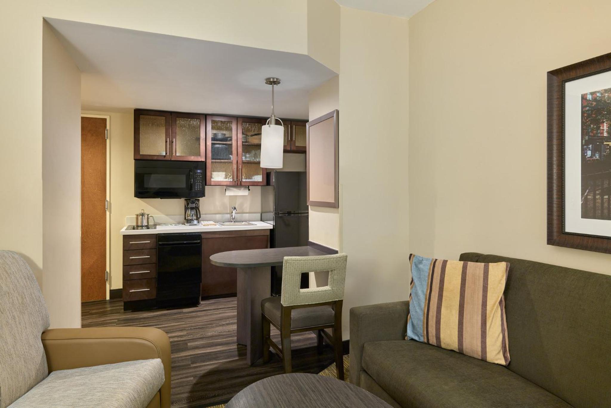 Queen Suite with Roll-In Shower - Disability Access