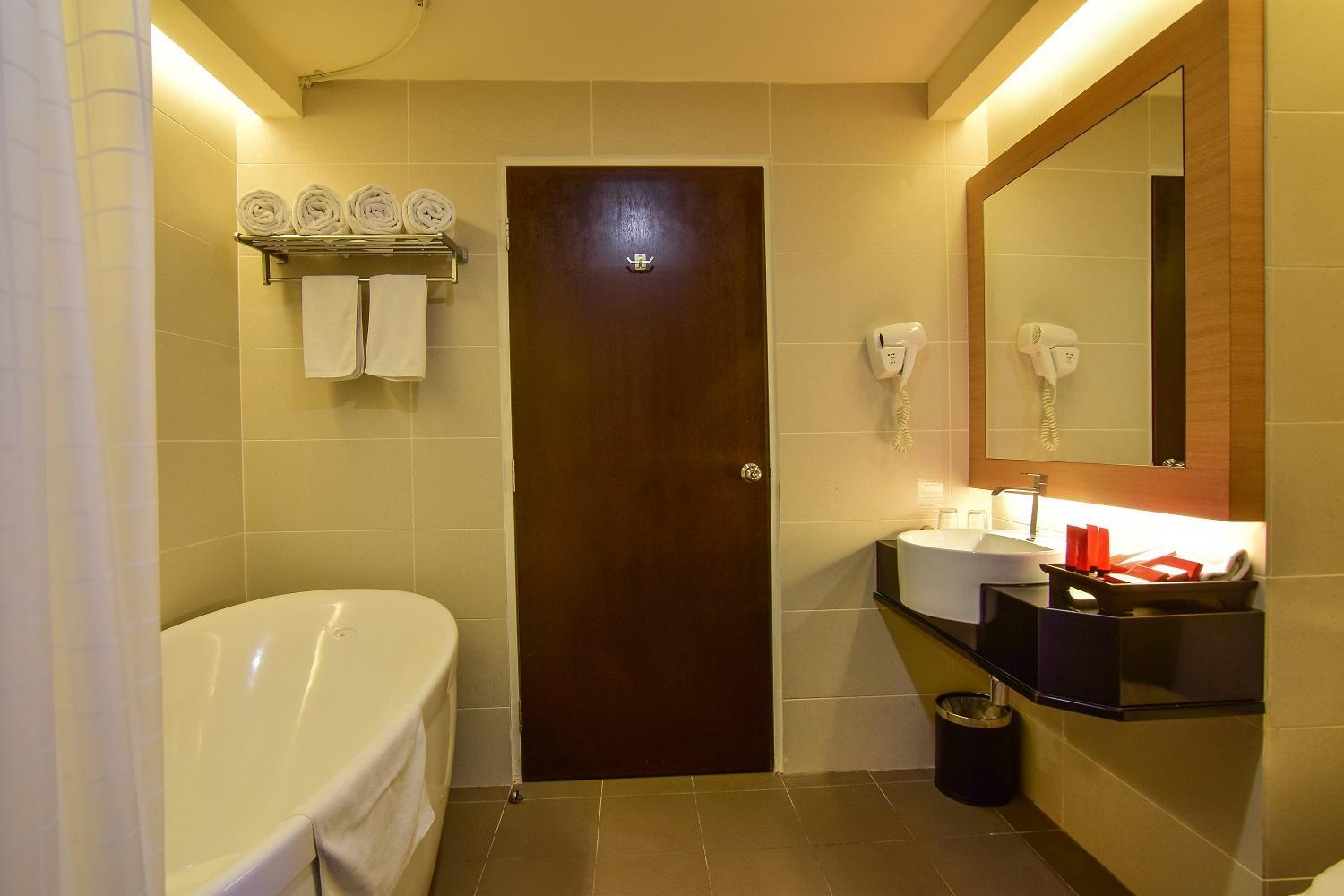 Premium Family Suite with Bathtub & Sea view - Photo 6