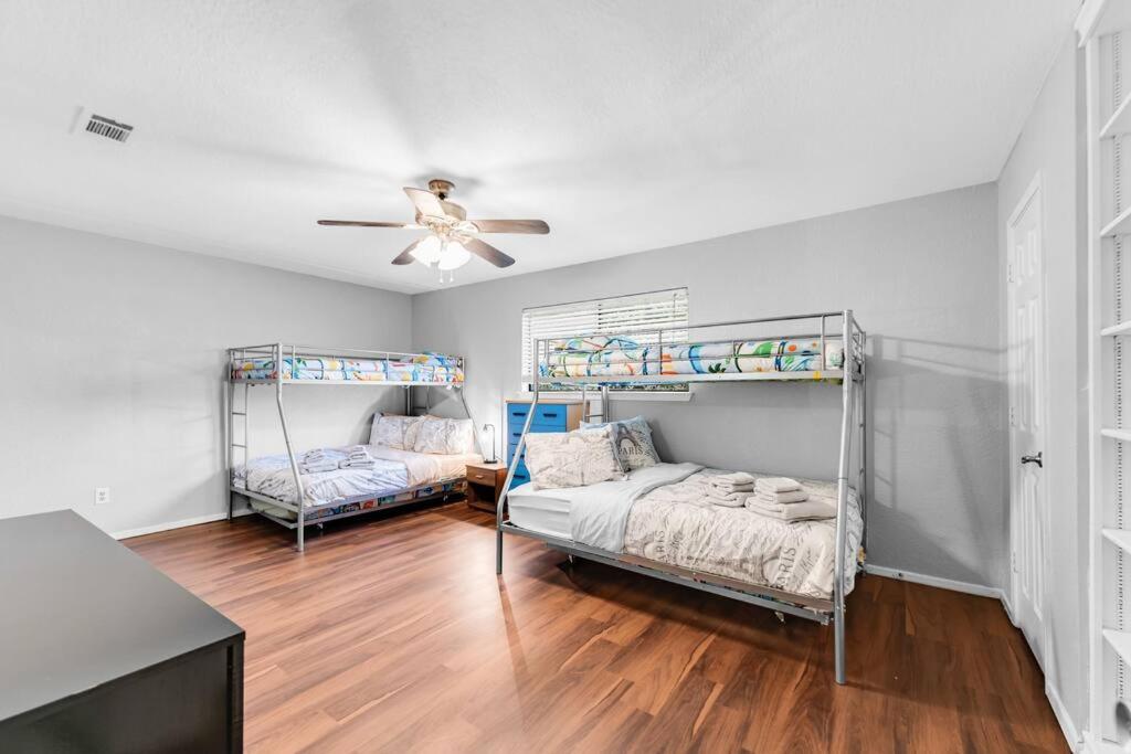 Five-Bedroom House photo 1