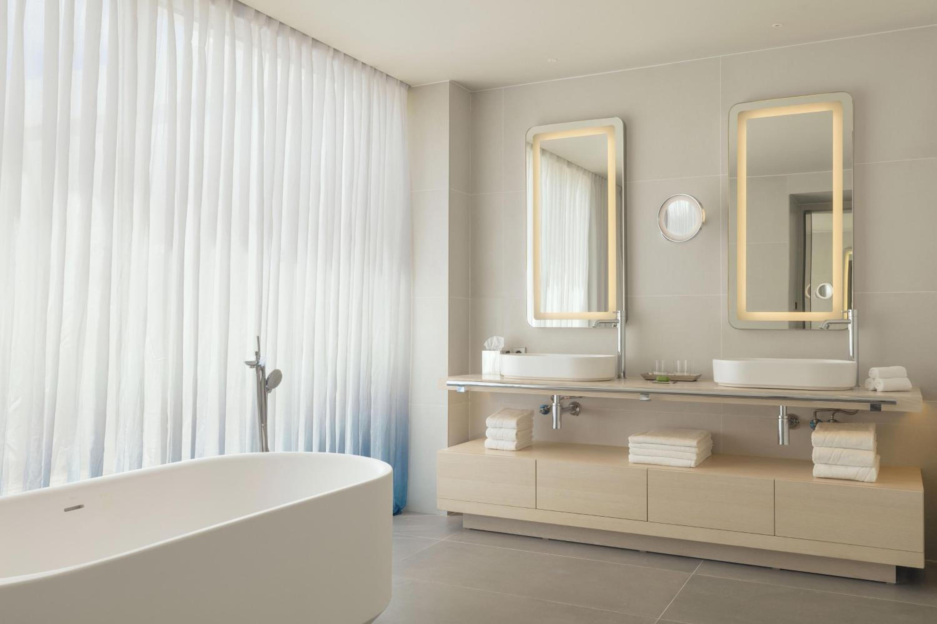 Penthouse King Suite with Round Bed and Seafront thumbnail 6
